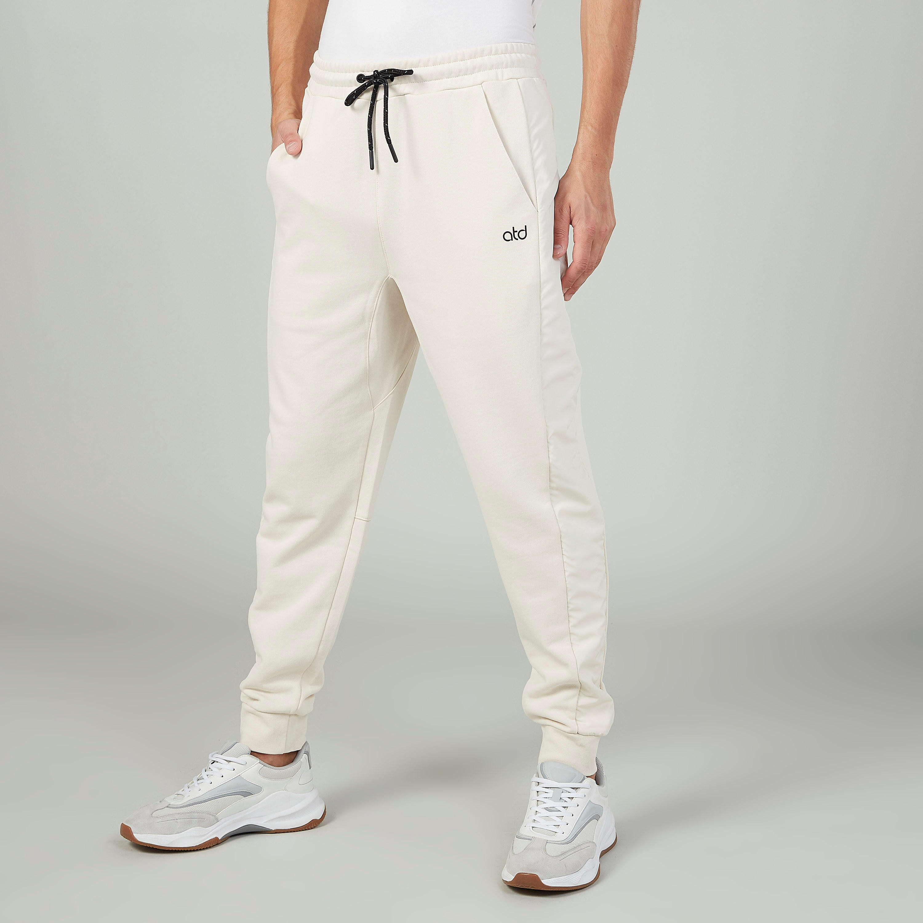 بنطلون رياضي برباط وتفاصيل جيوب وطبعات-men-clothing-sportswearandactivewear-bottoms-image-1
