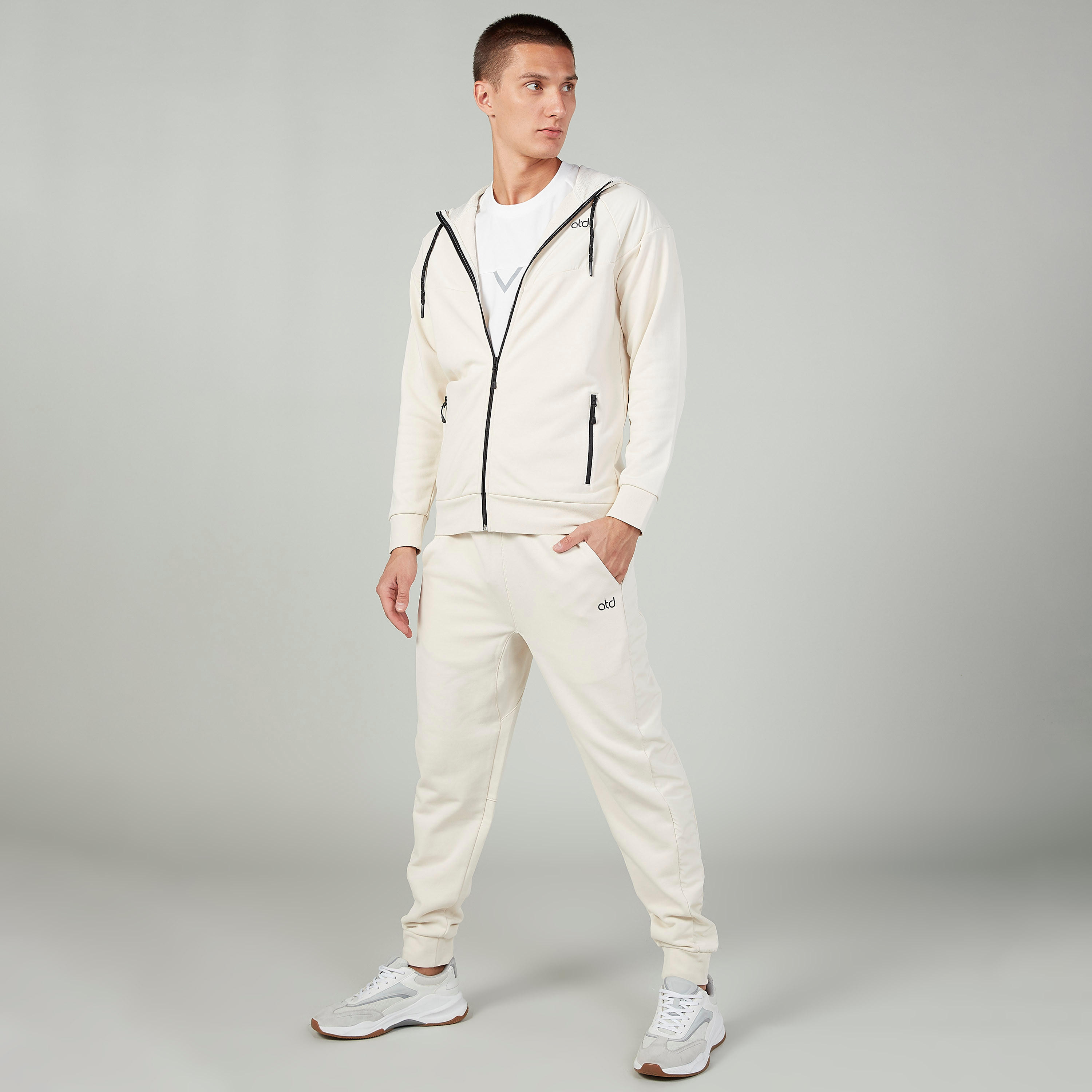 بنطلون رياضي برباط وتفاصيل جيوب وطبعات-men-clothing-sportswearandactivewear-bottoms-image-2