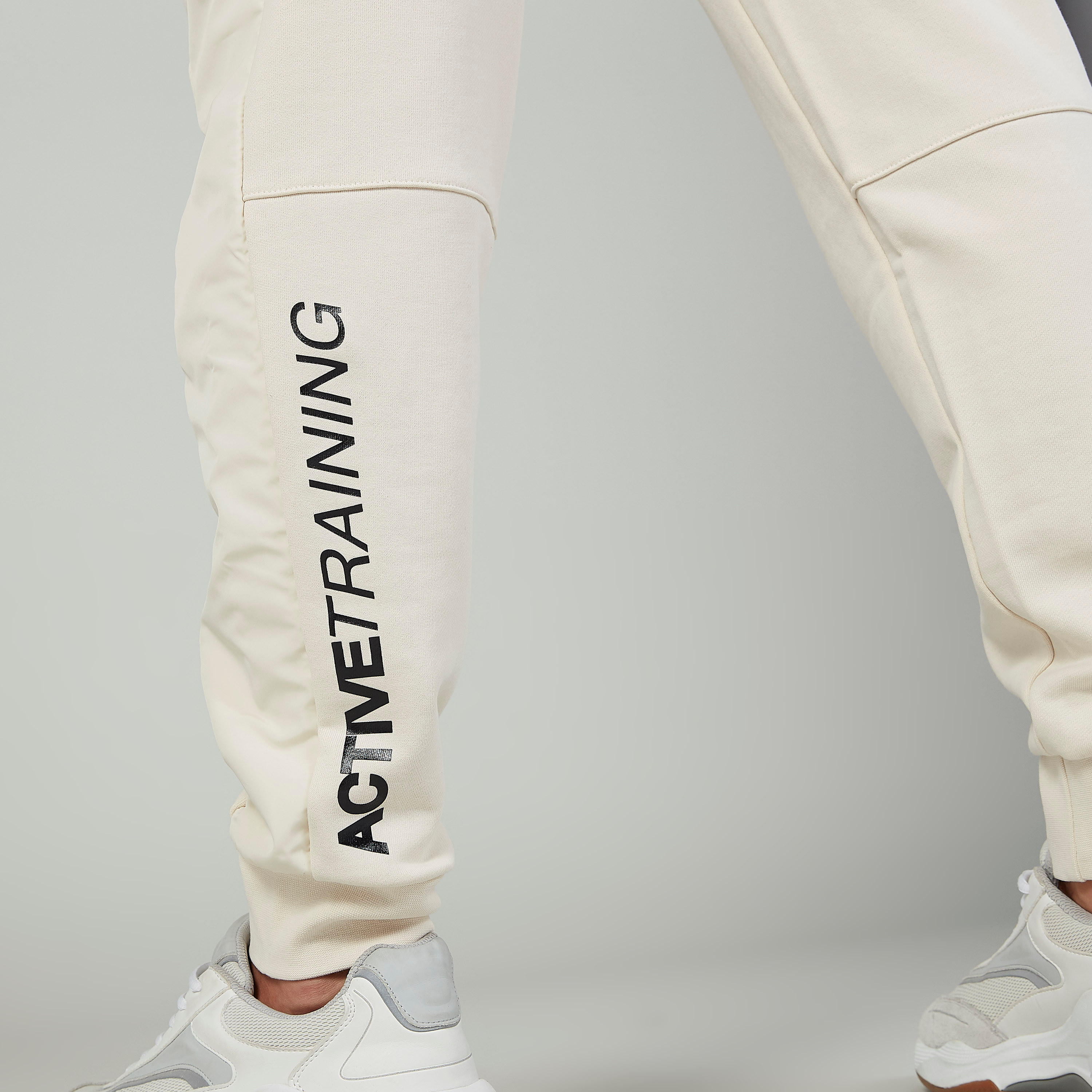 بنطلون رياضي برباط وتفاصيل جيوب وطبعات-men-clothing-sportswearandactivewear-bottoms-image-3