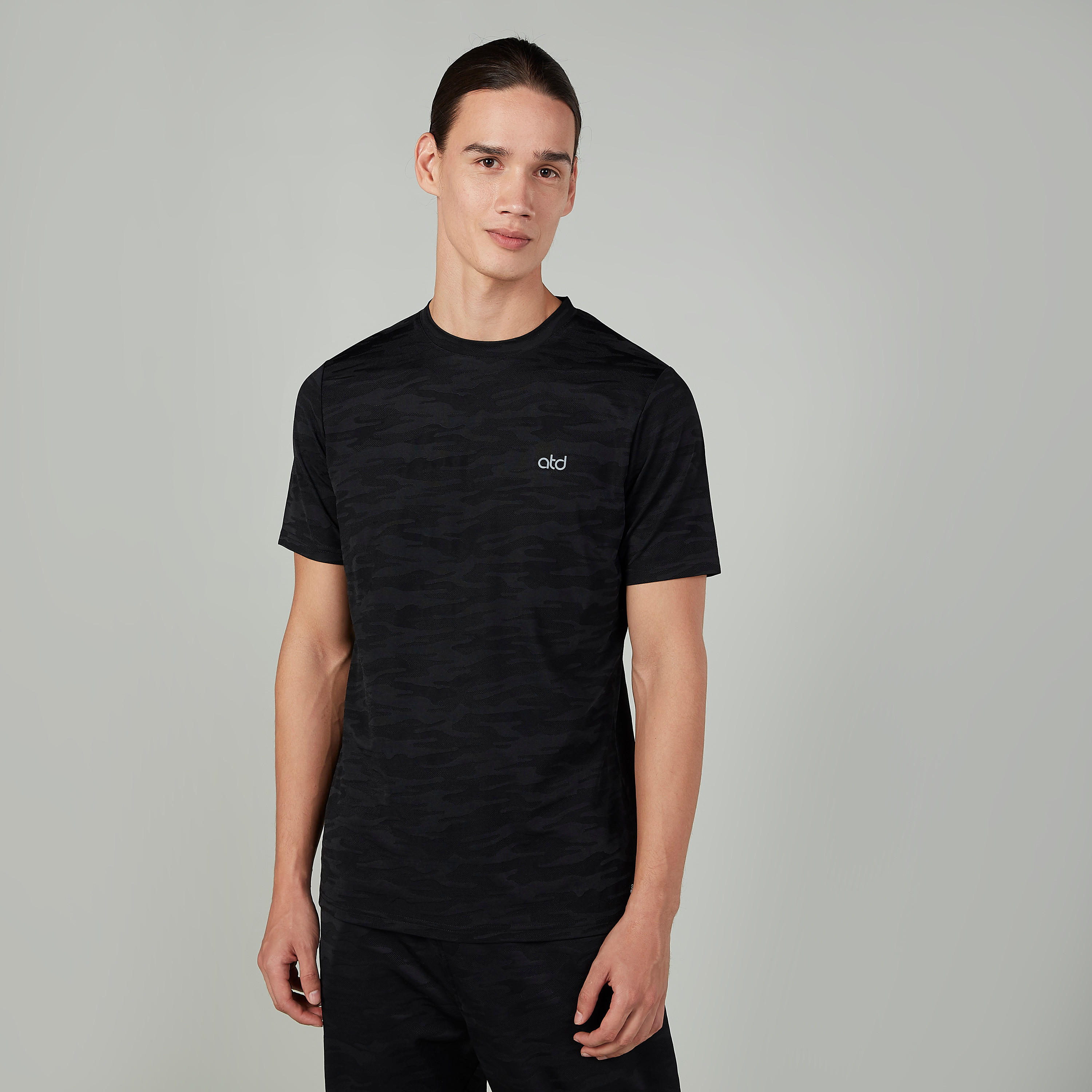 تيشيرت مستدام بياقة مستديرة وأكمام قصيرة وطبعات مموّهة -men-clothing-sportswearandactivewear-tshirtsandpolos-image-1