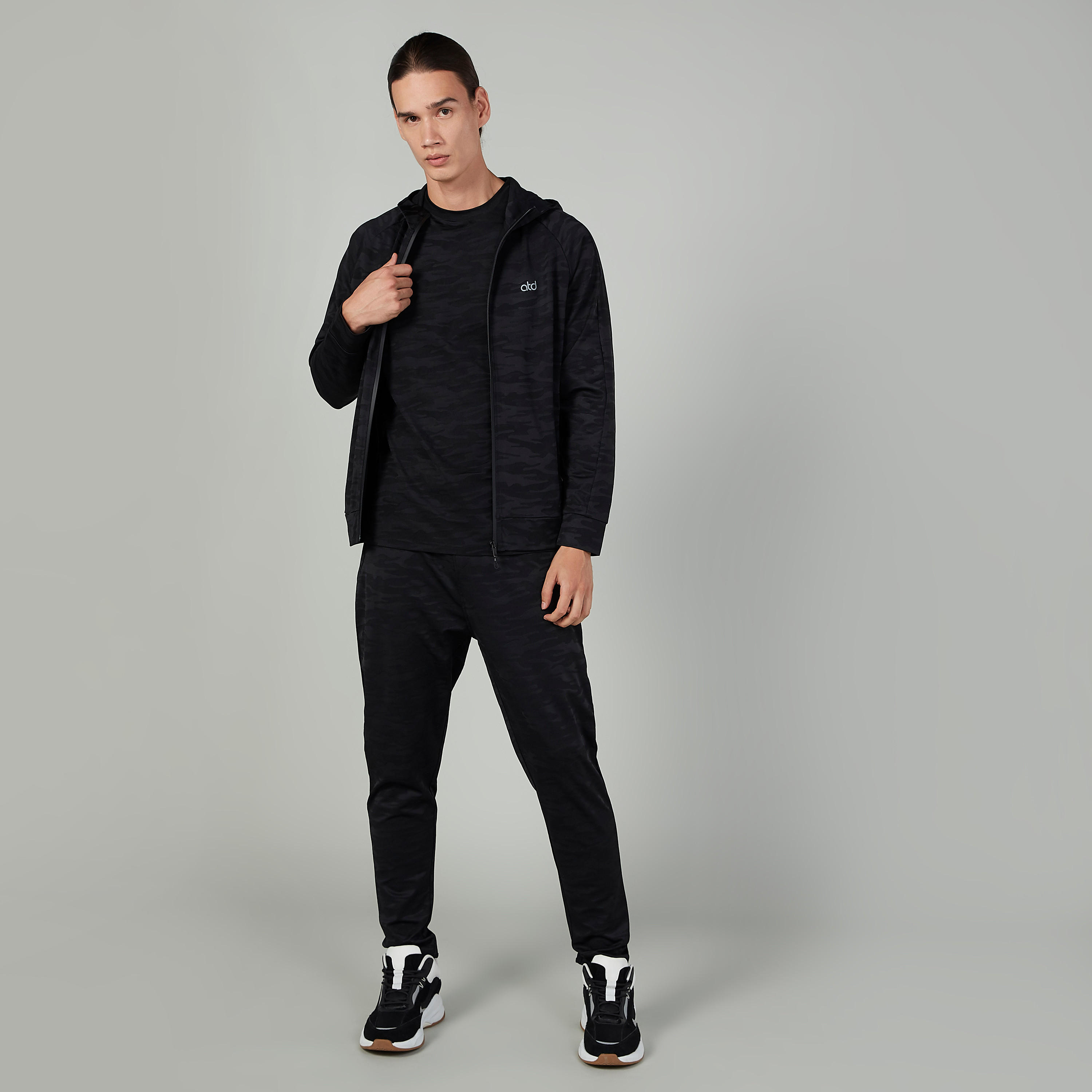 تيشيرت مستدام بياقة مستديرة وأكمام قصيرة وطبعات مموّهة -men-clothing-sportswearandactivewear-tshirtsandpolos-image-2