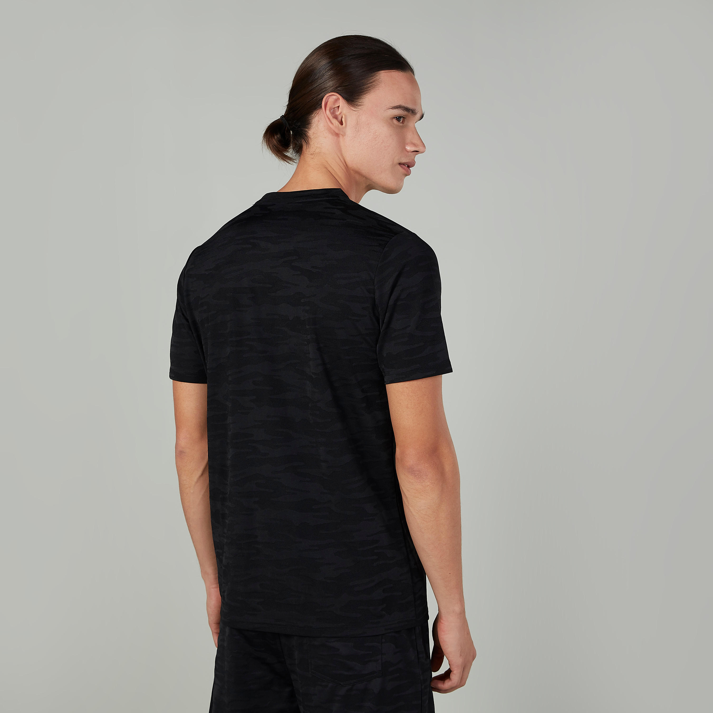 تيشيرت مستدام بياقة مستديرة وأكمام قصيرة وطبعات مموّهة -men-clothing-sportswearandactivewear-tshirtsandpolos-image-3