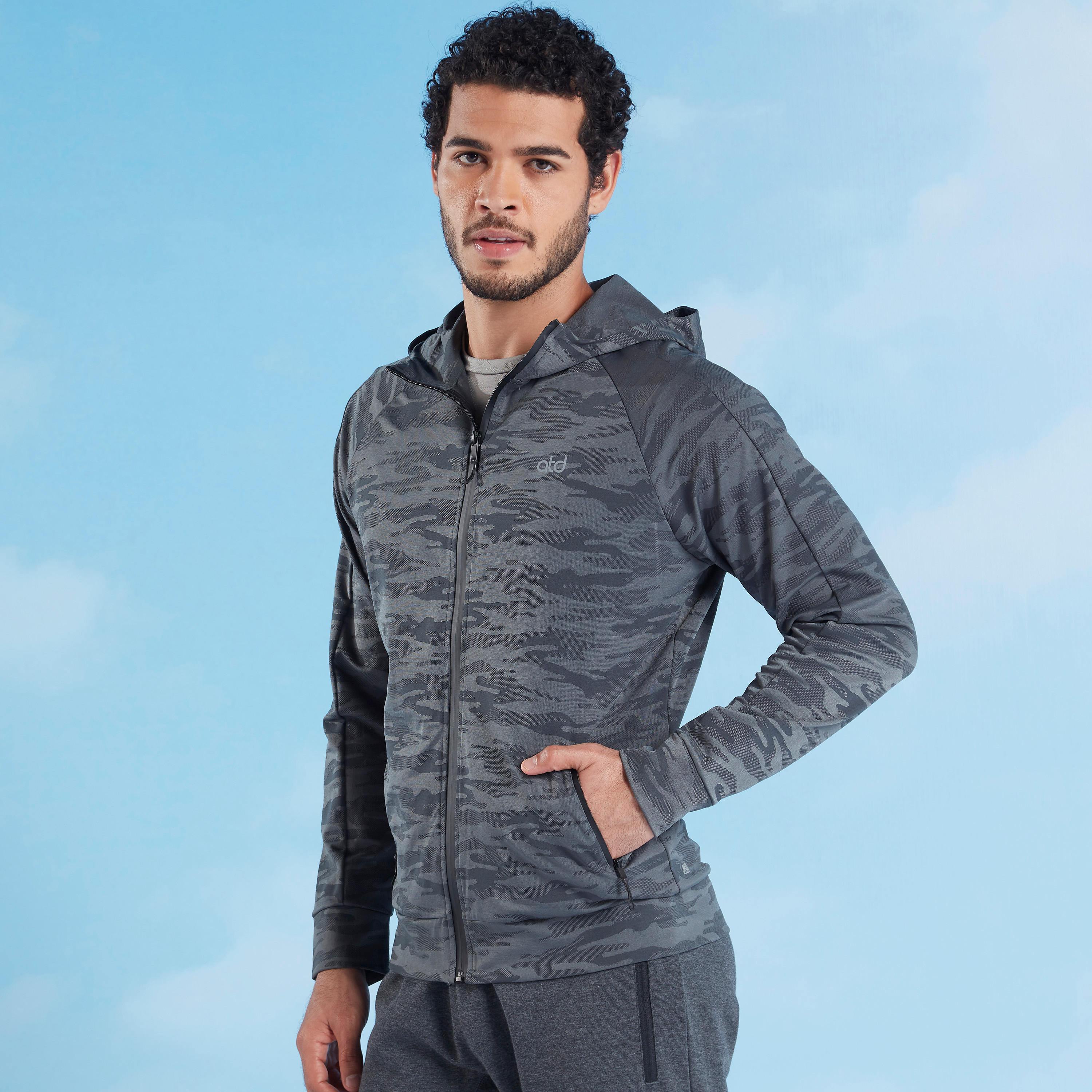 جاكيت بأكمام طويلة وقبعة وطبعات-men-clothing-jacketsandblazers-jackets-image-1