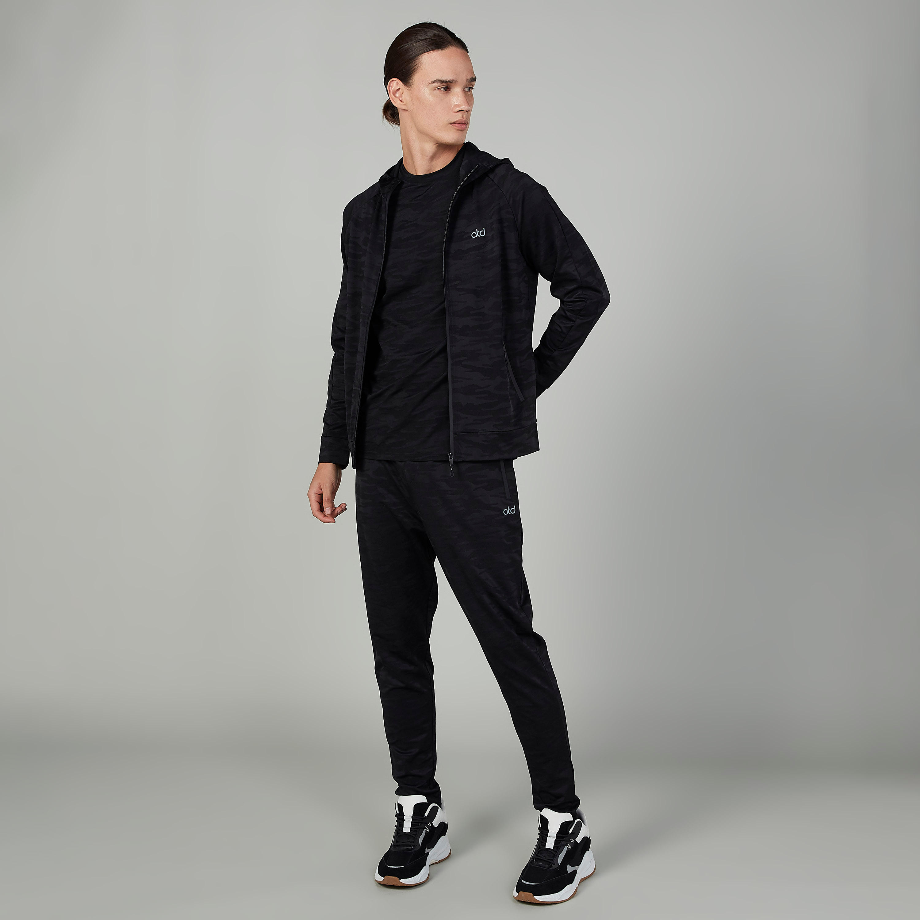 بنطلون رياضي طويل برباط وجيوب وطبعات-men-clothing-sportswearandactivewear-bottoms-image-2