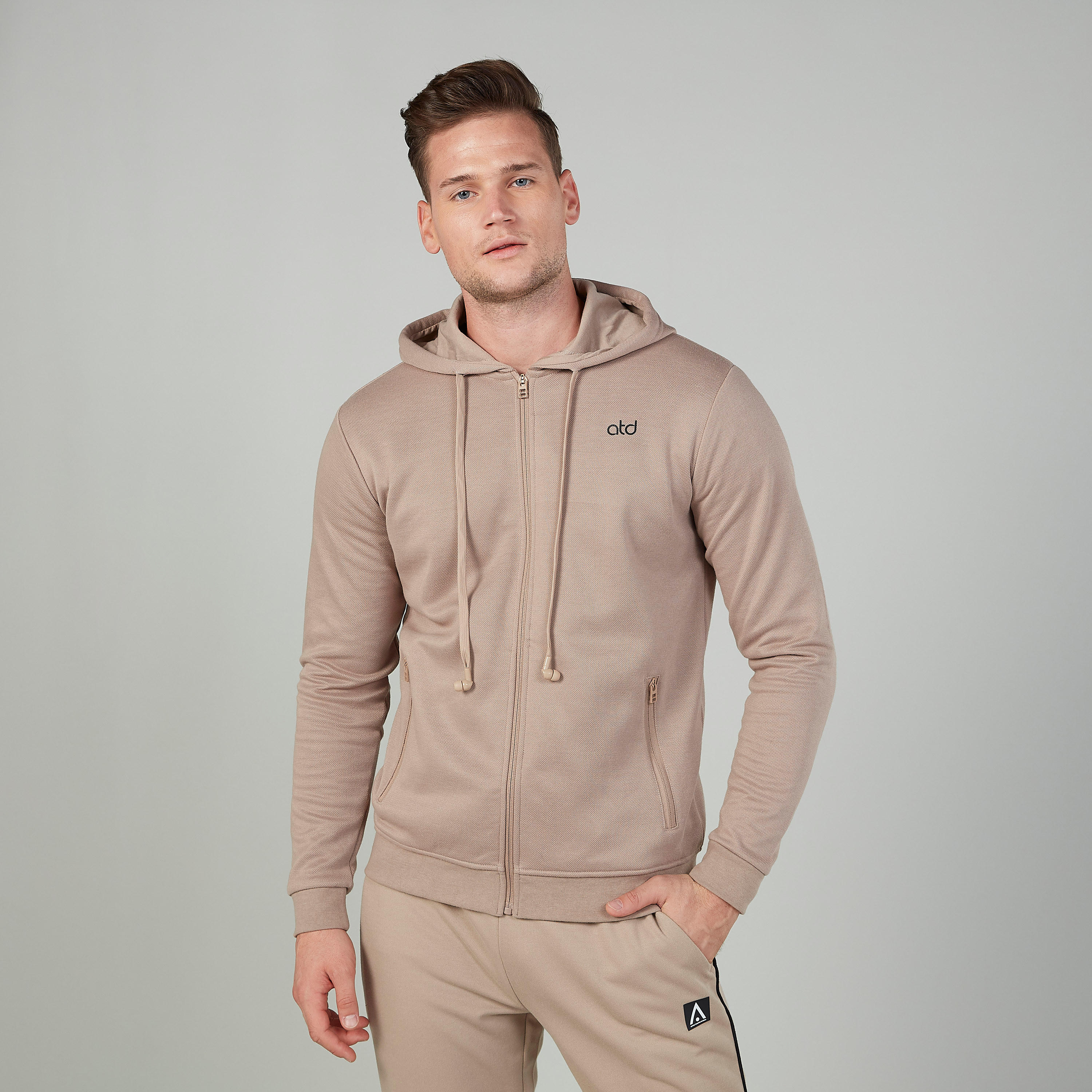 جاكيت سادة بقبعة وأكمام طويلة-men-winterwear-hoodiesandsweatshirts-image-4