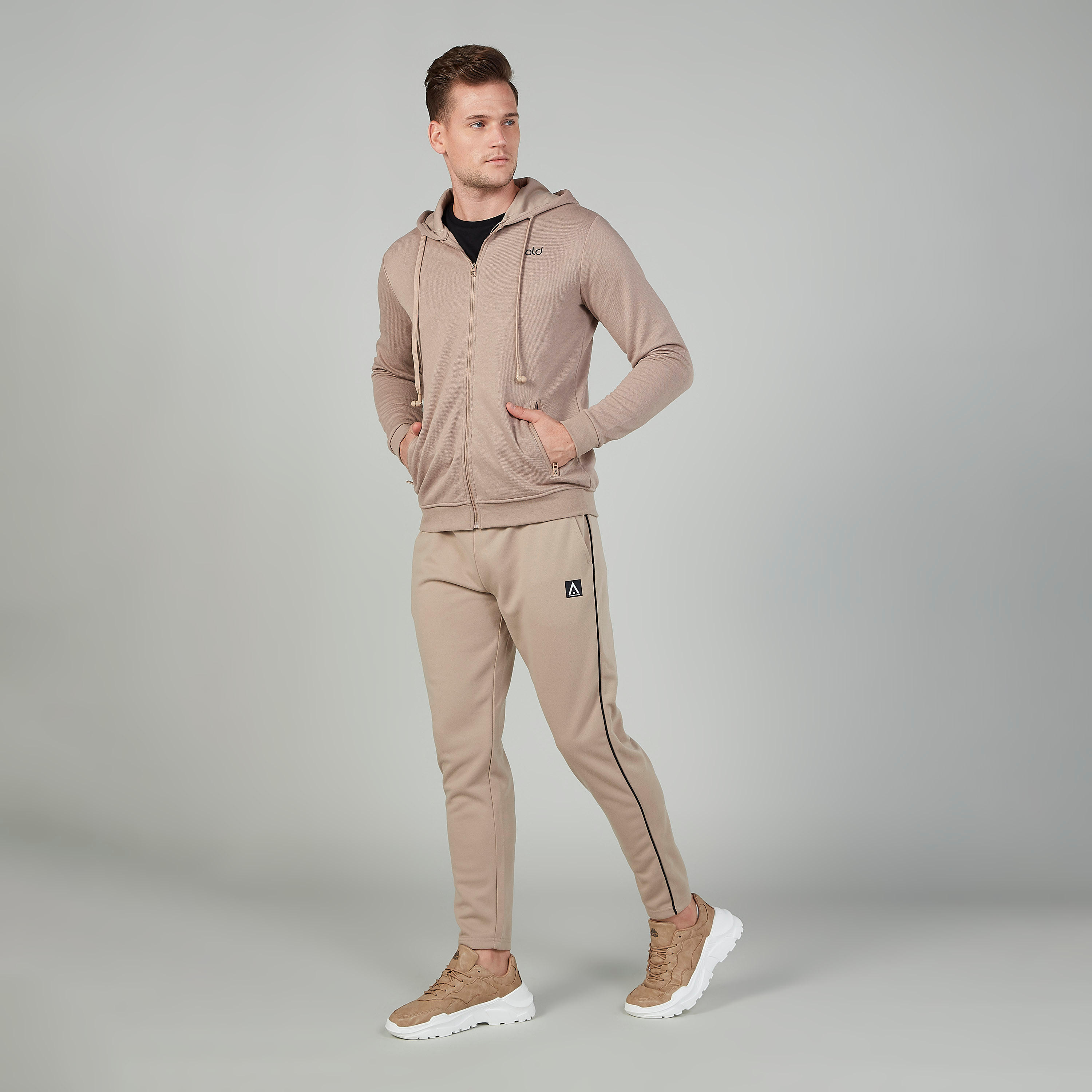 جاكيت سادة بقبعة وأكمام طويلة-men-winterwear-hoodiesandsweatshirts-image-3