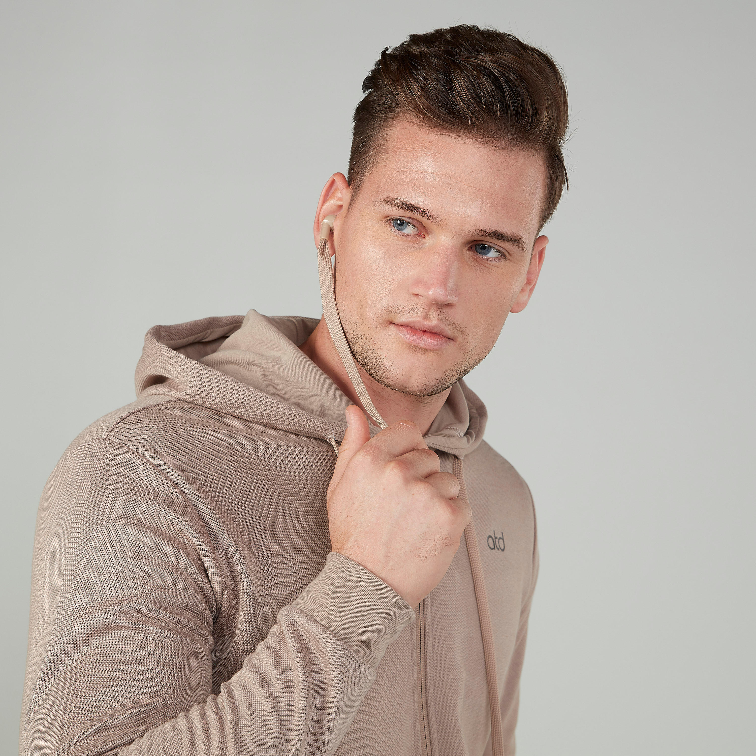 جاكيت سادة بقبعة وأكمام طويلة-men-winterwear-hoodiesandsweatshirts-image-2