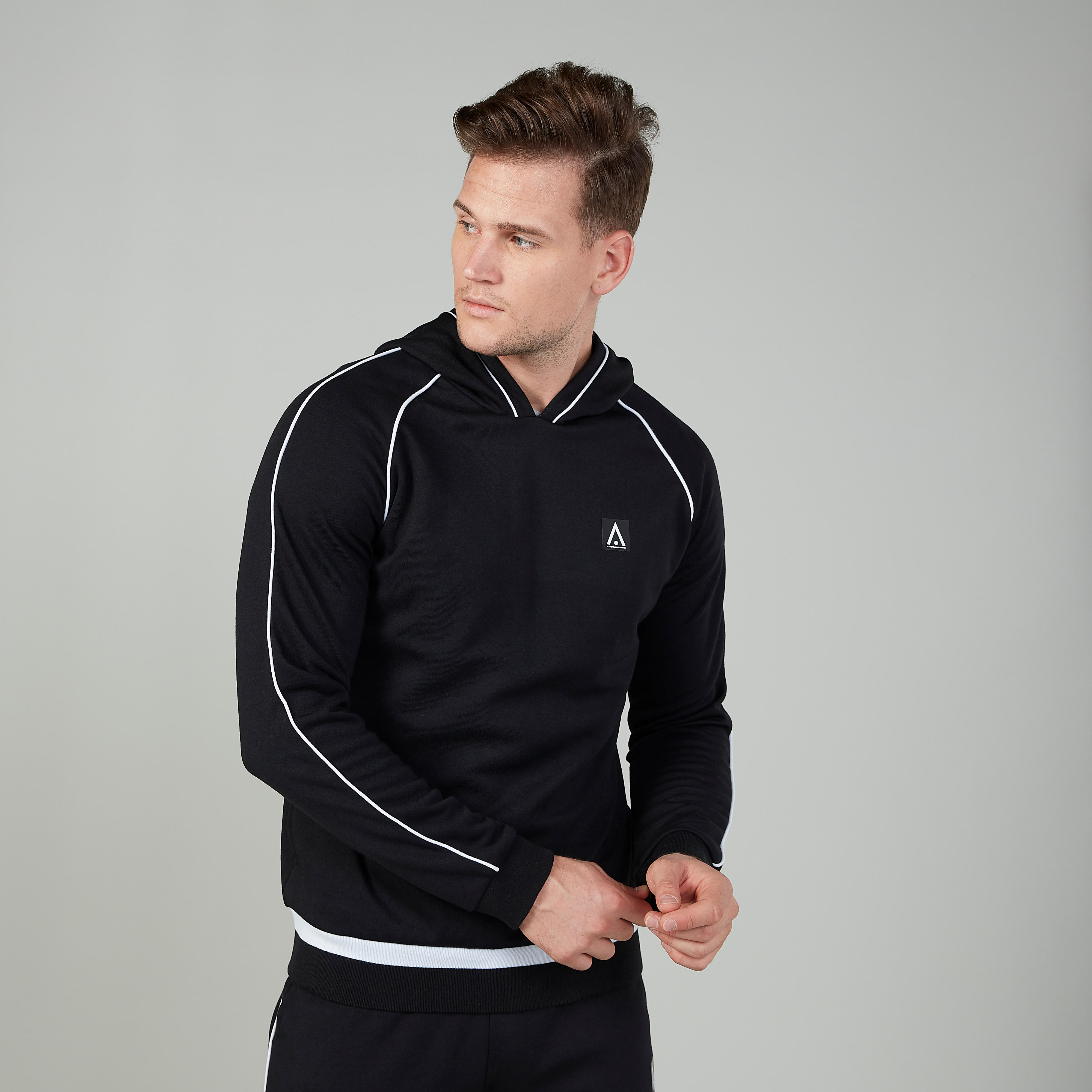هودي مستدام سادة بأكمام طويلة وتفاصيل منقّطة-men-winterwear-hoodiesandsweatshirts-image-5