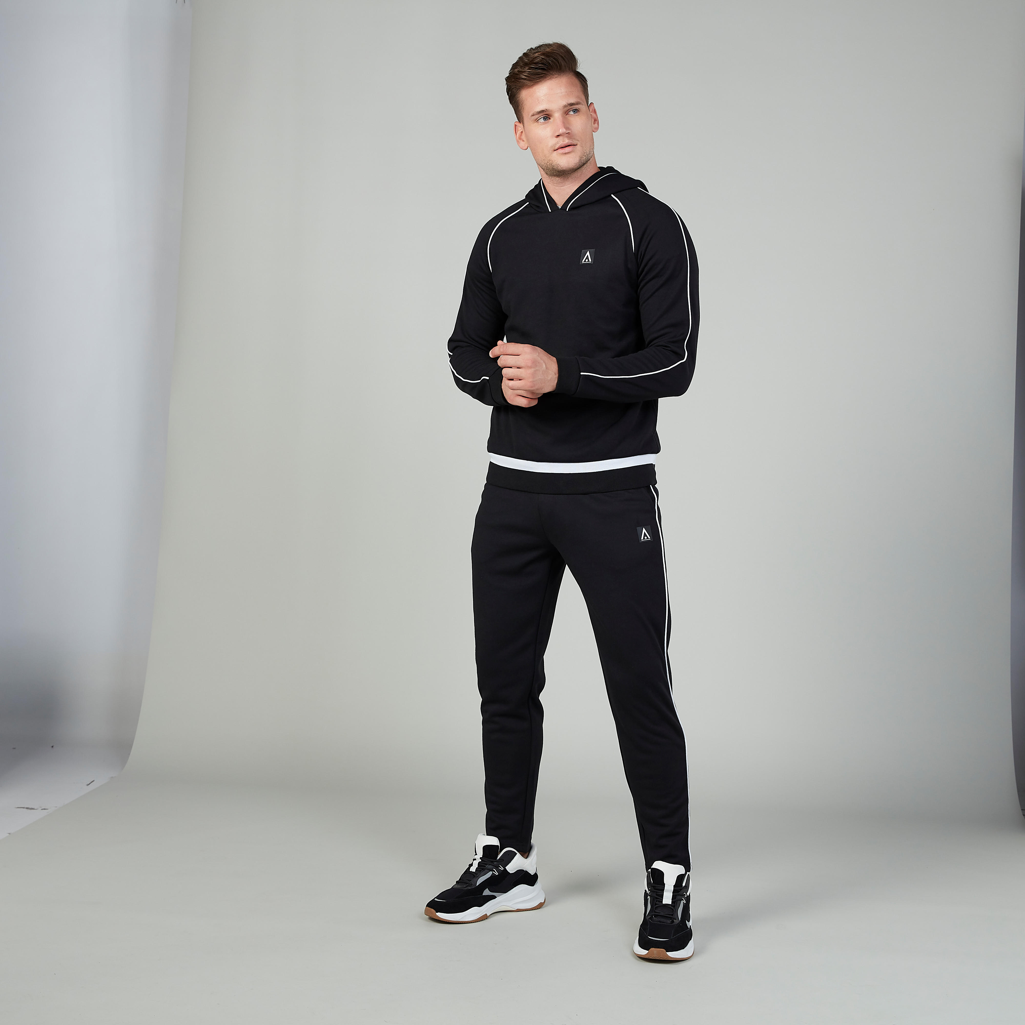 هودي مستدام سادة بأكمام طويلة وتفاصيل منقّطة-men-winterwear-hoodiesandsweatshirts-image-4