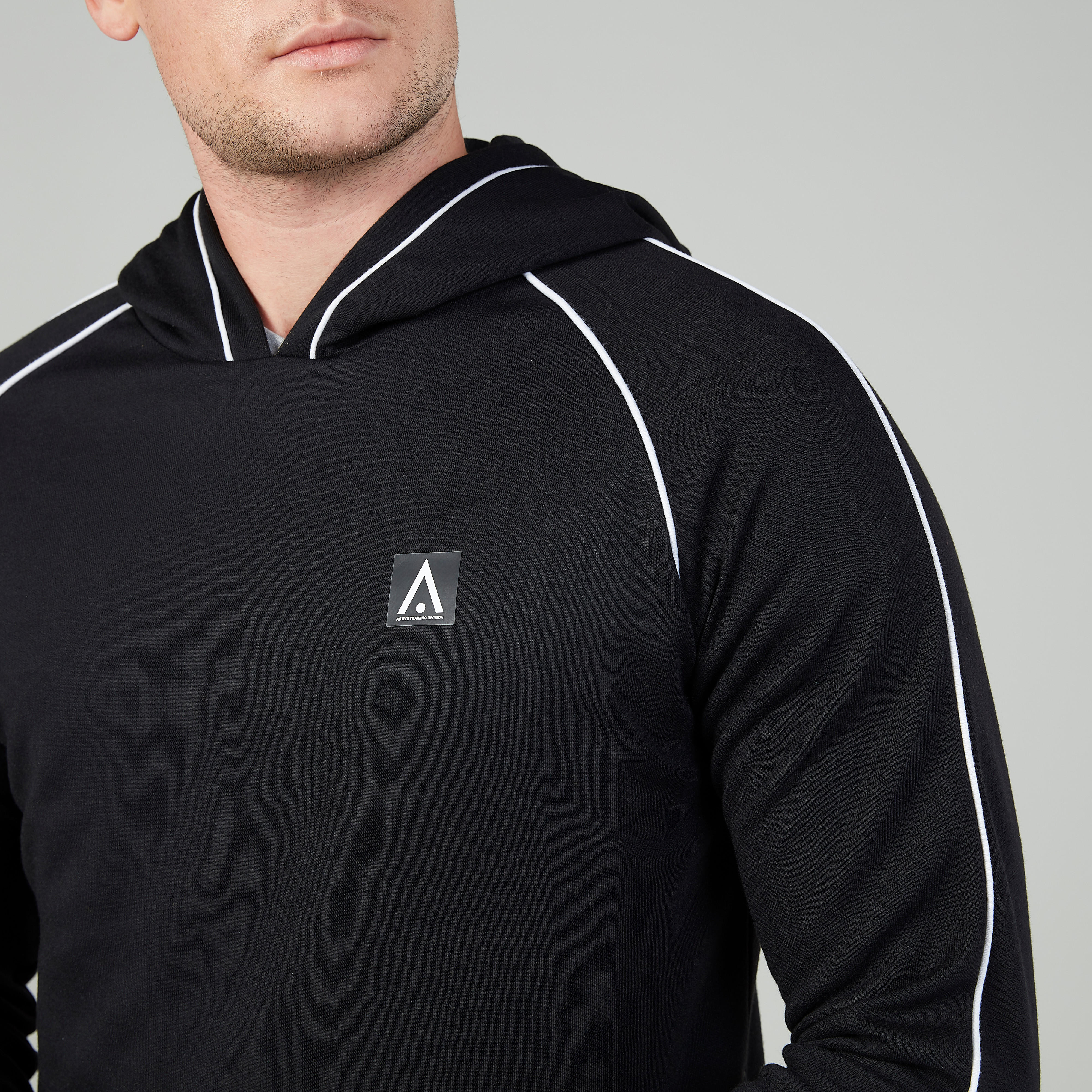 هودي مستدام سادة بأكمام طويلة وتفاصيل منقّطة-men-winterwear-hoodiesandsweatshirts-image-3