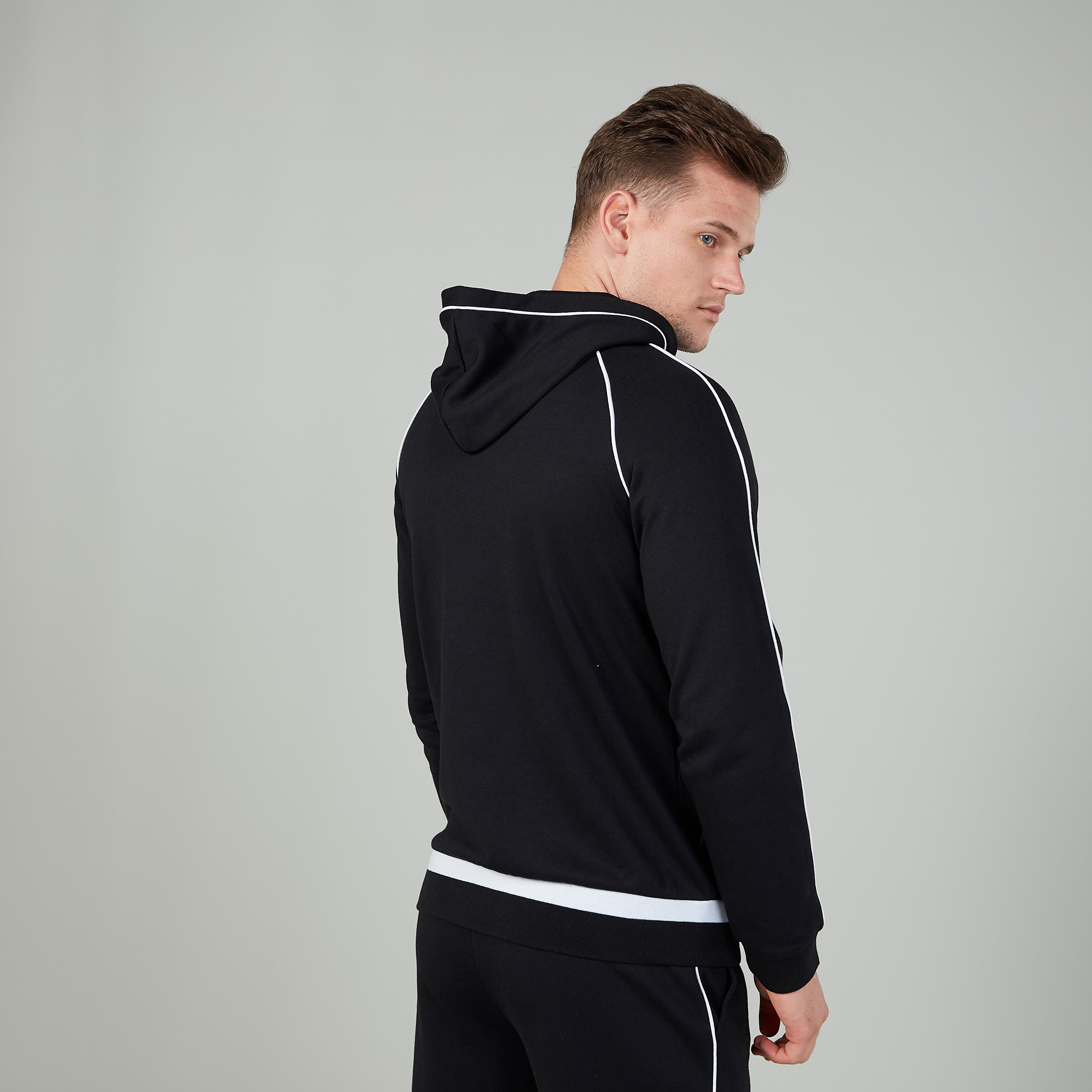 هودي مستدام سادة بأكمام طويلة وتفاصيل منقّطة-men-winterwear-hoodiesandsweatshirts-image-2