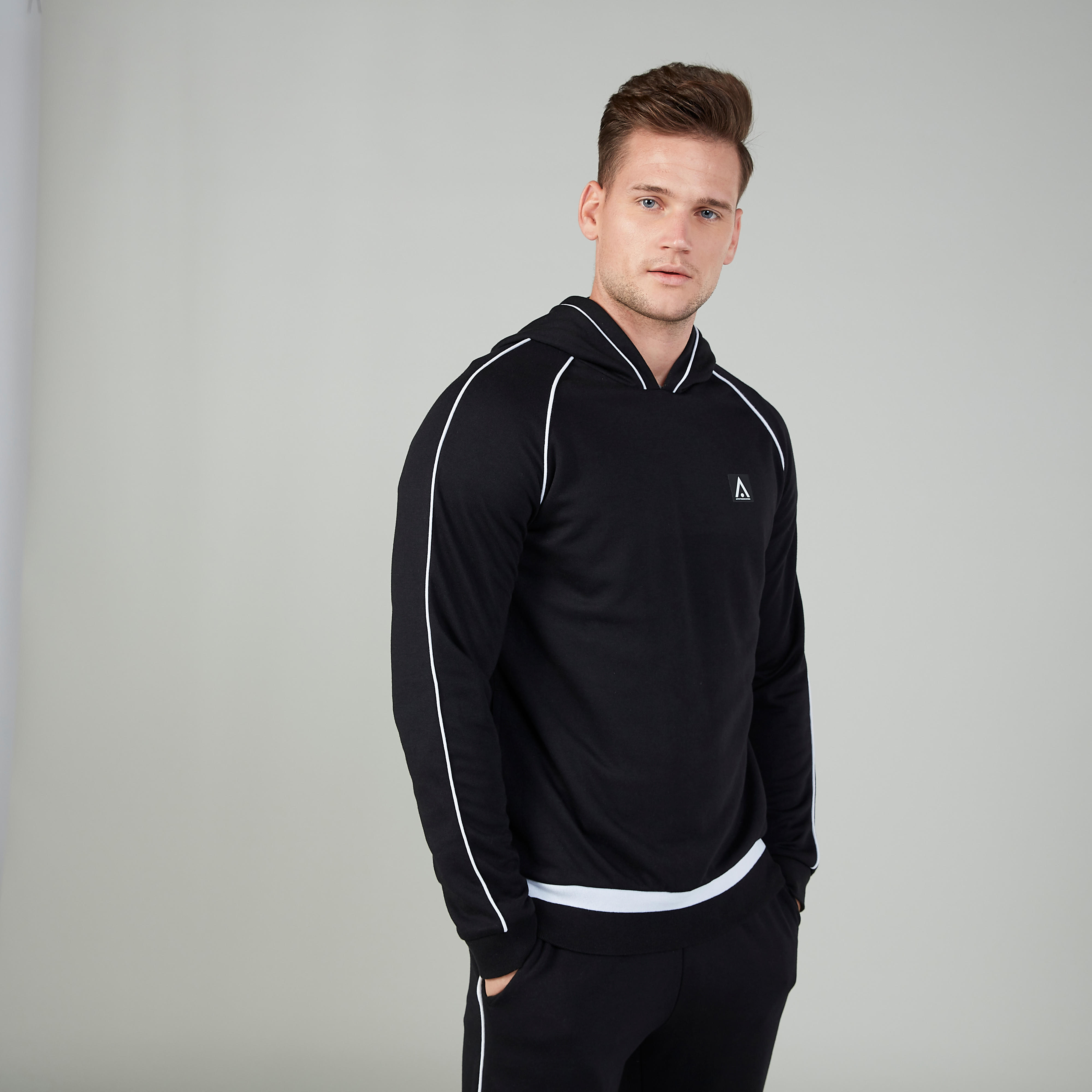 هودي مستدام سادة بأكمام طويلة وتفاصيل منقّطة-men-winterwear-hoodiesandsweatshirts-image-1