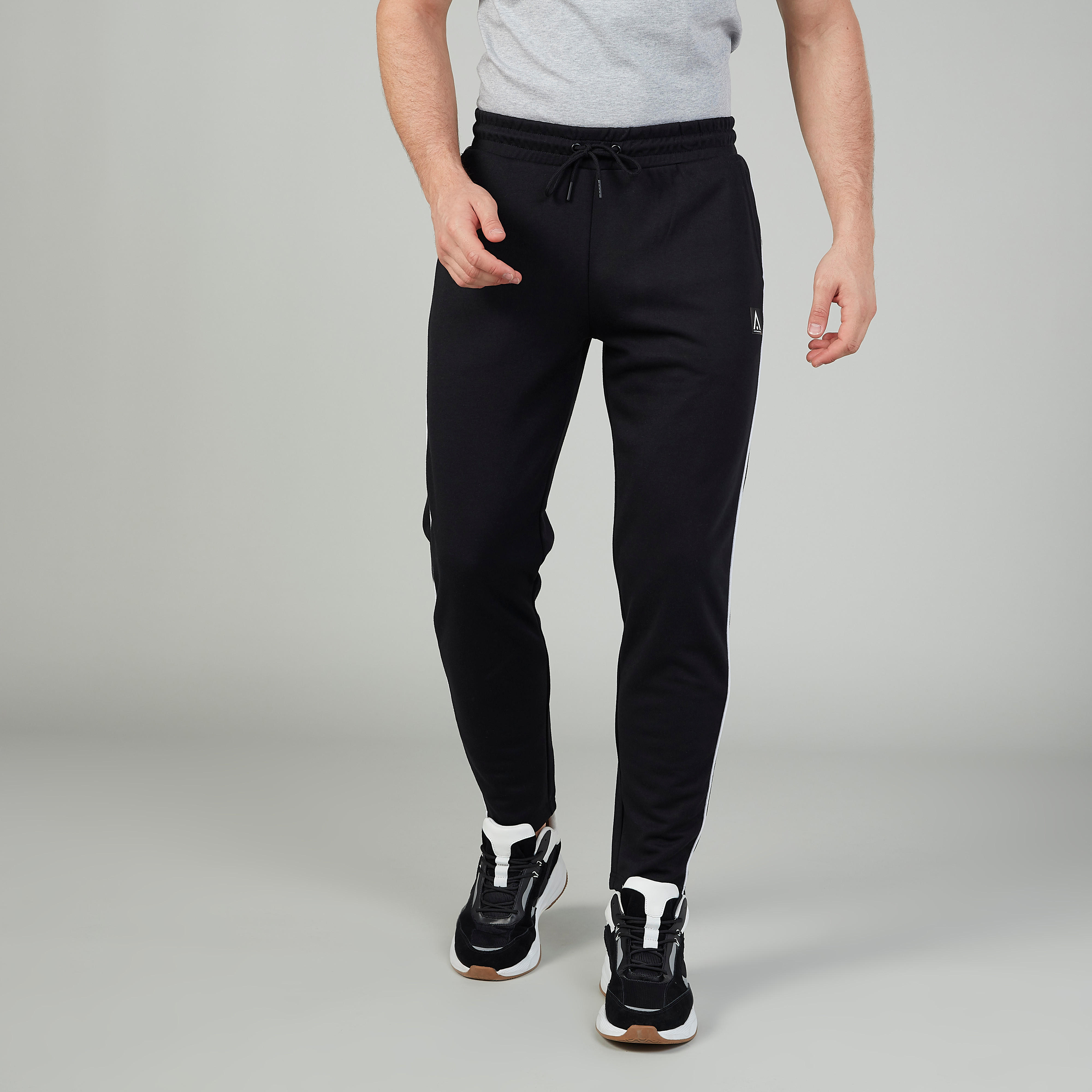 شورت مستدام سادة برباط وجيوب-men-clothing-sportswearandactivewear-bottoms-image-1