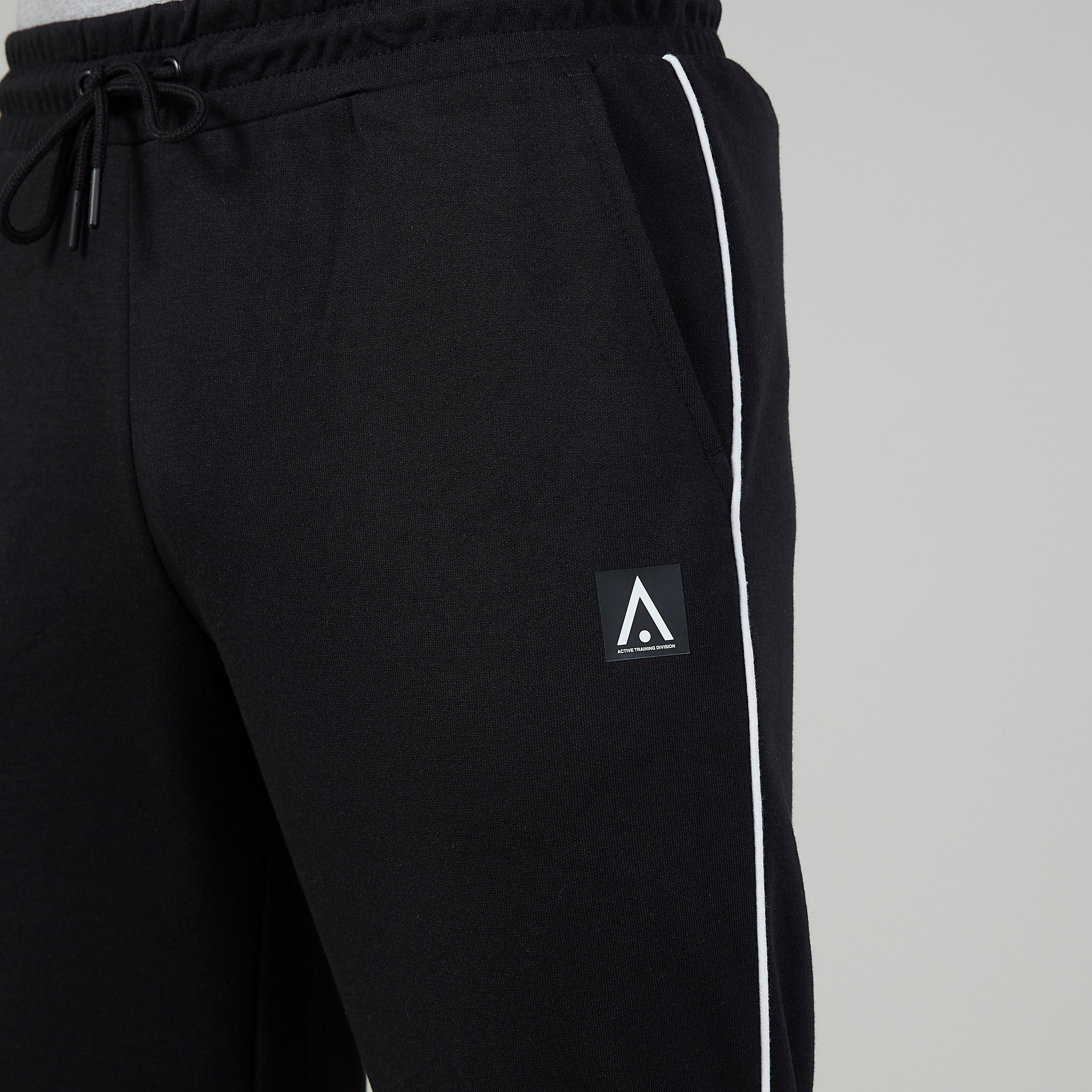 شورت مستدام سادة برباط وجيوب-men-clothing-sportswearandactivewear-bottoms-image-3