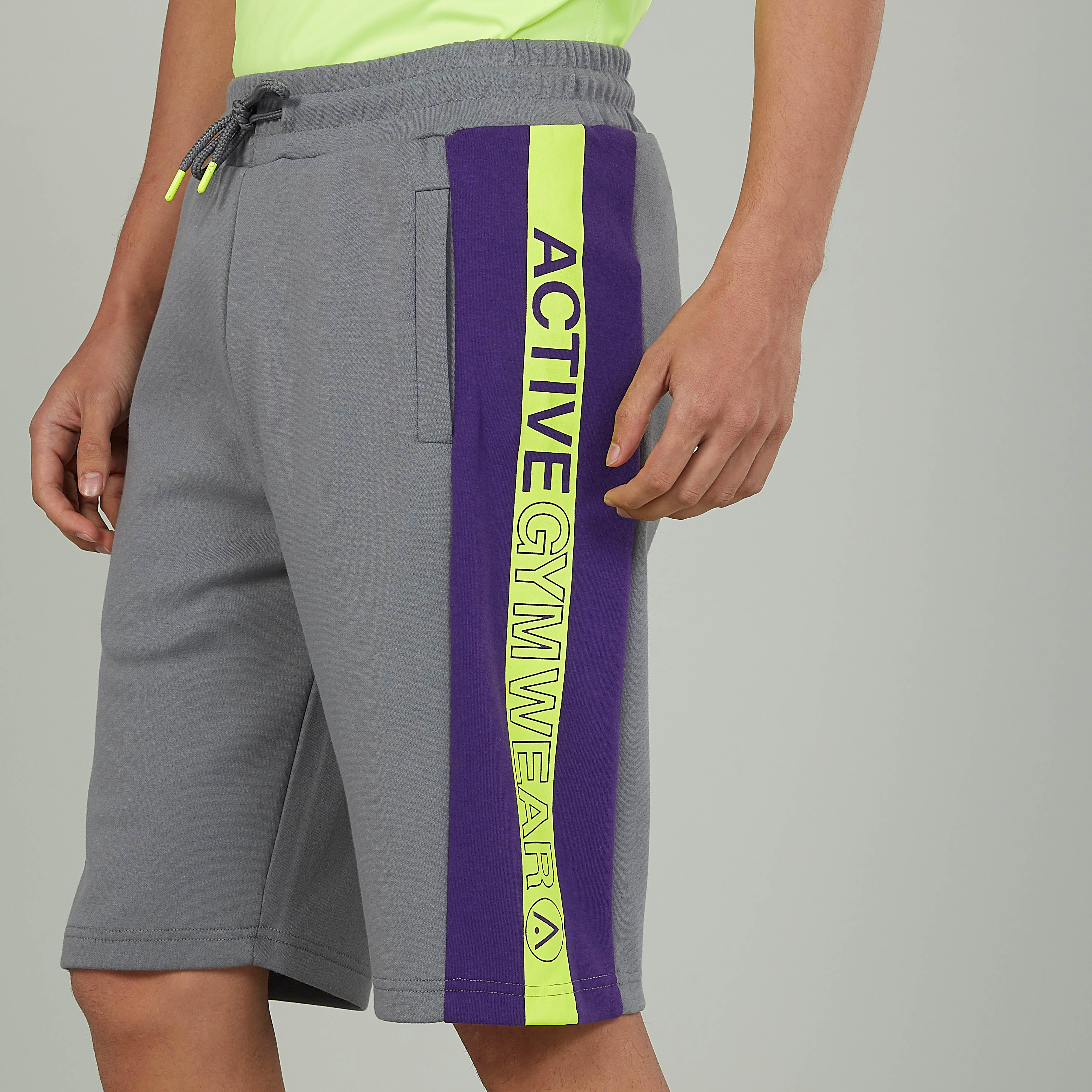 شورت بجيوب وحزام خصر مطاطي-men-clothing-sportswearandactivewear-bottoms-image-2