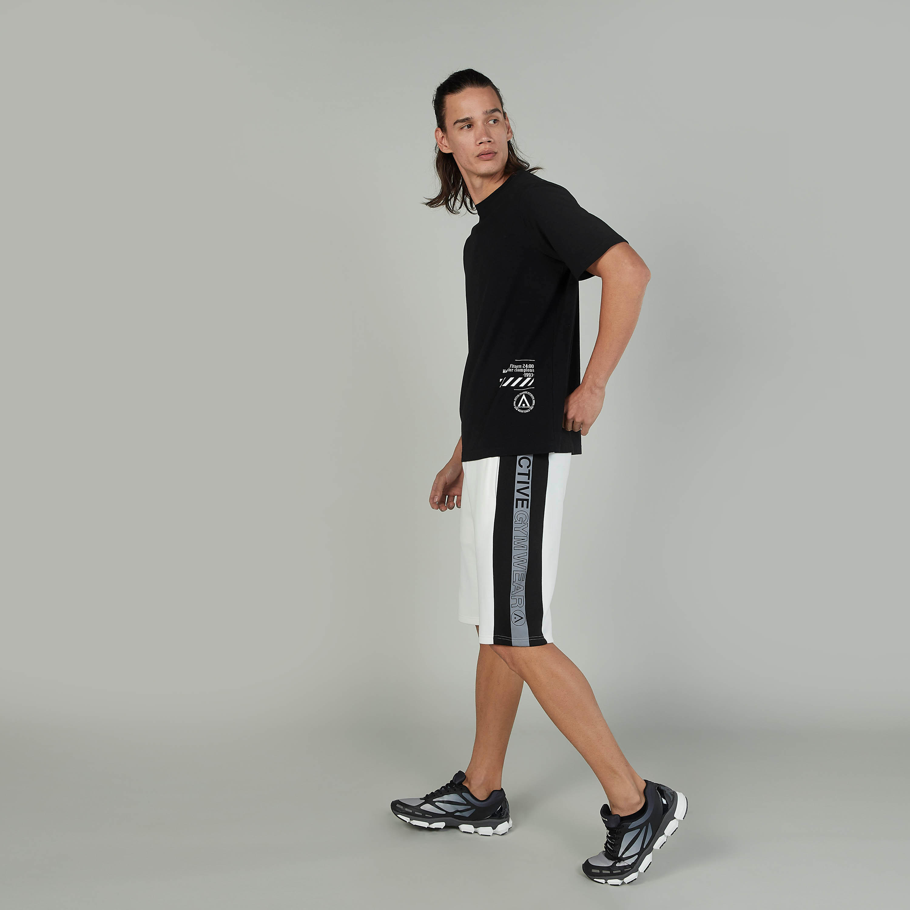 تيشيرت بياقة مستديرة وأكمام قصيرة وطبعات-men-clothing-sportswearandactivewear-tshirtsandpolos-image-2