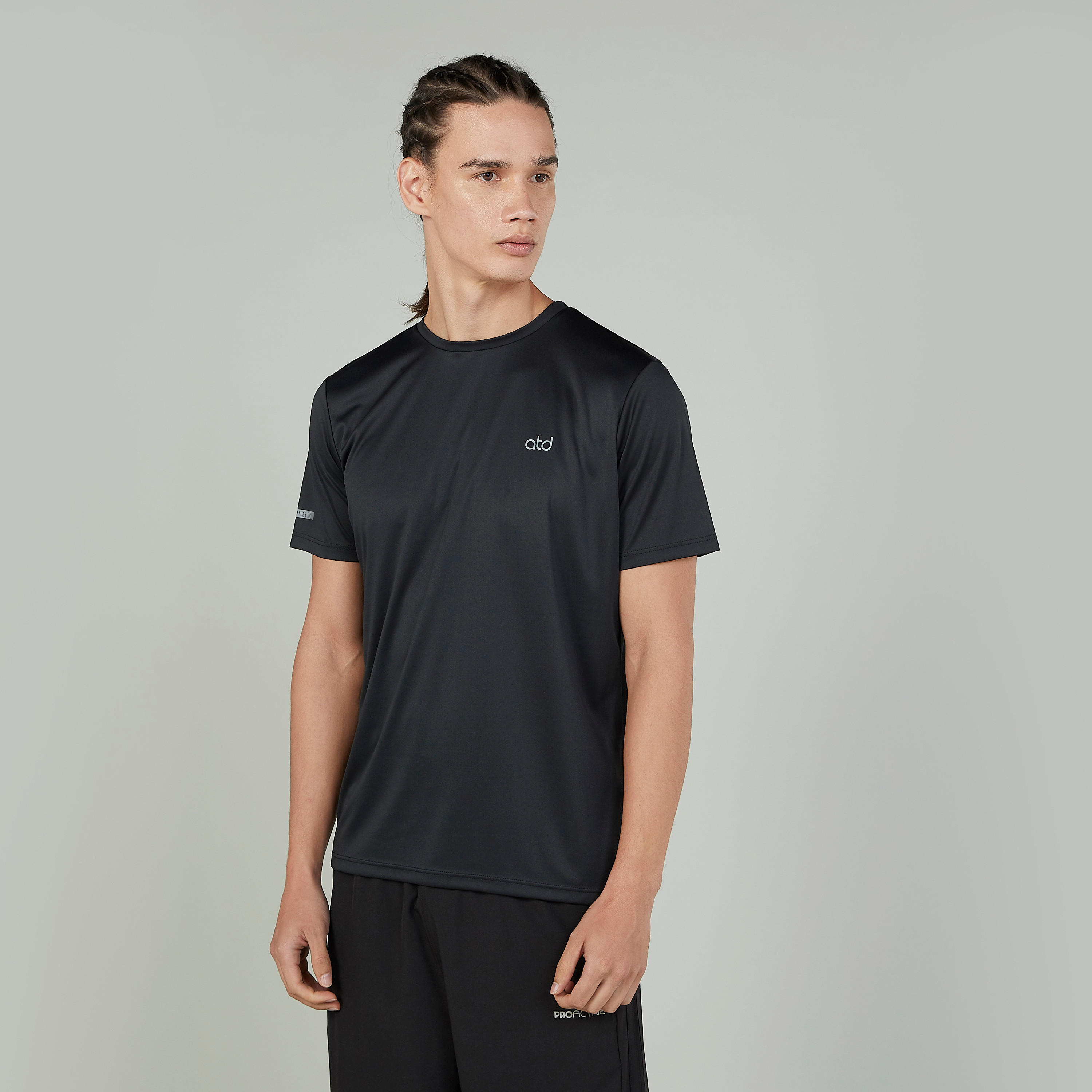 تيشيرت بارز الملمس بياقة ضيّقة وأكمام قصيرة-men-clothing-sportswearandactivewear-tshirtsandpolos-image-1