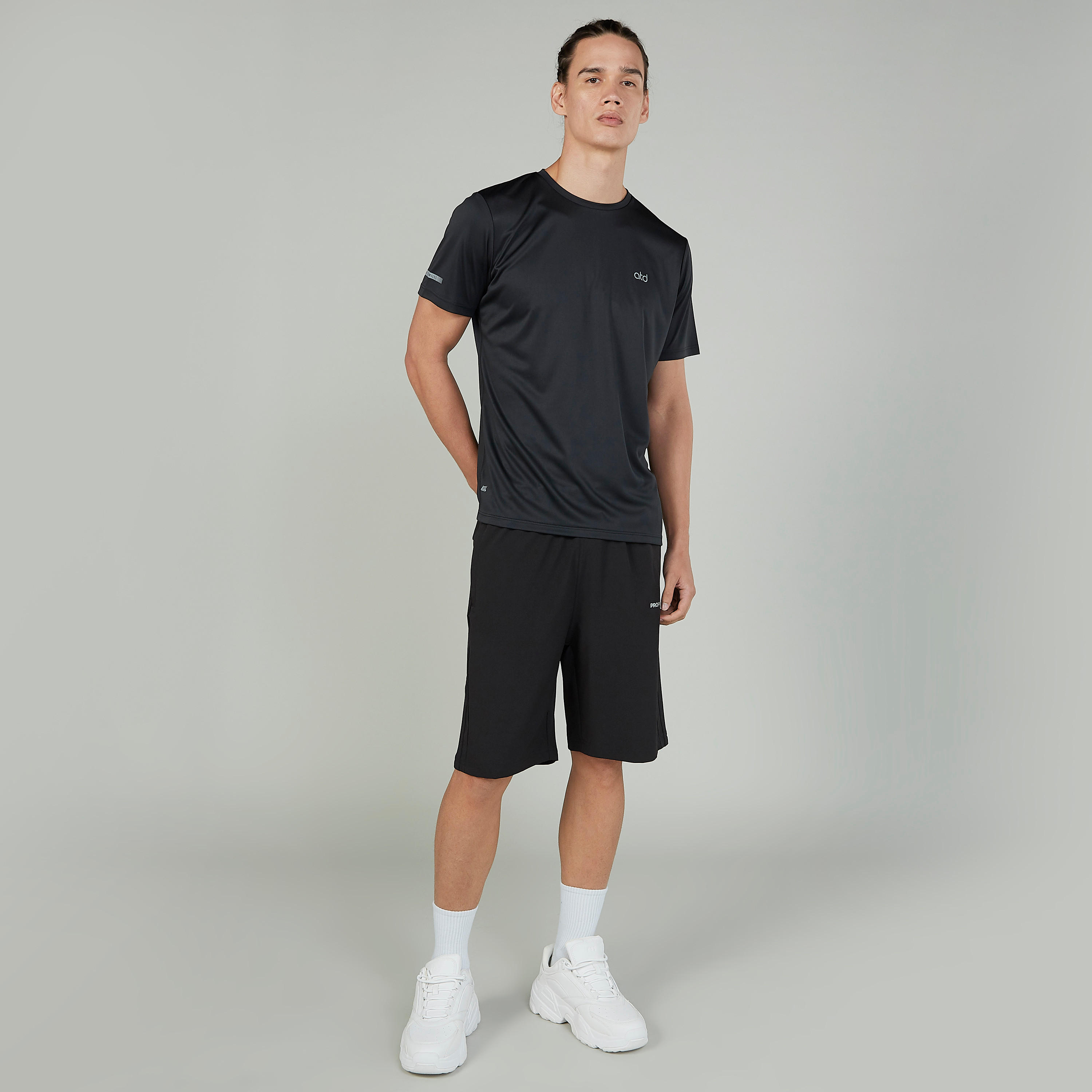 تيشيرت بارز الملمس بياقة ضيّقة وأكمام قصيرة-men-clothing-sportswearandactivewear-tshirtsandpolos-image-2