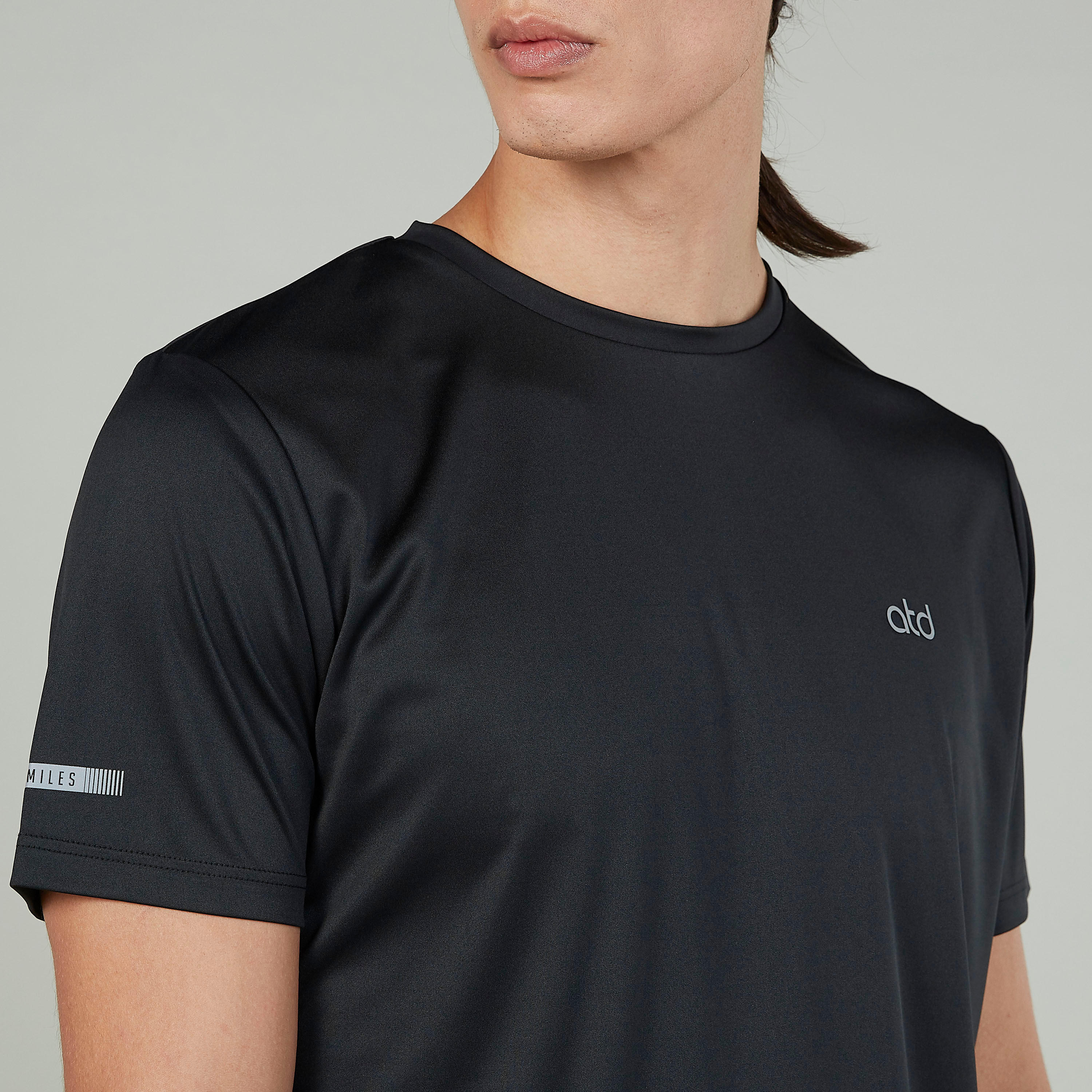 تيشيرت بارز الملمس بياقة ضيّقة وأكمام قصيرة-men-clothing-sportswearandactivewear-tshirtsandpolos-image-3