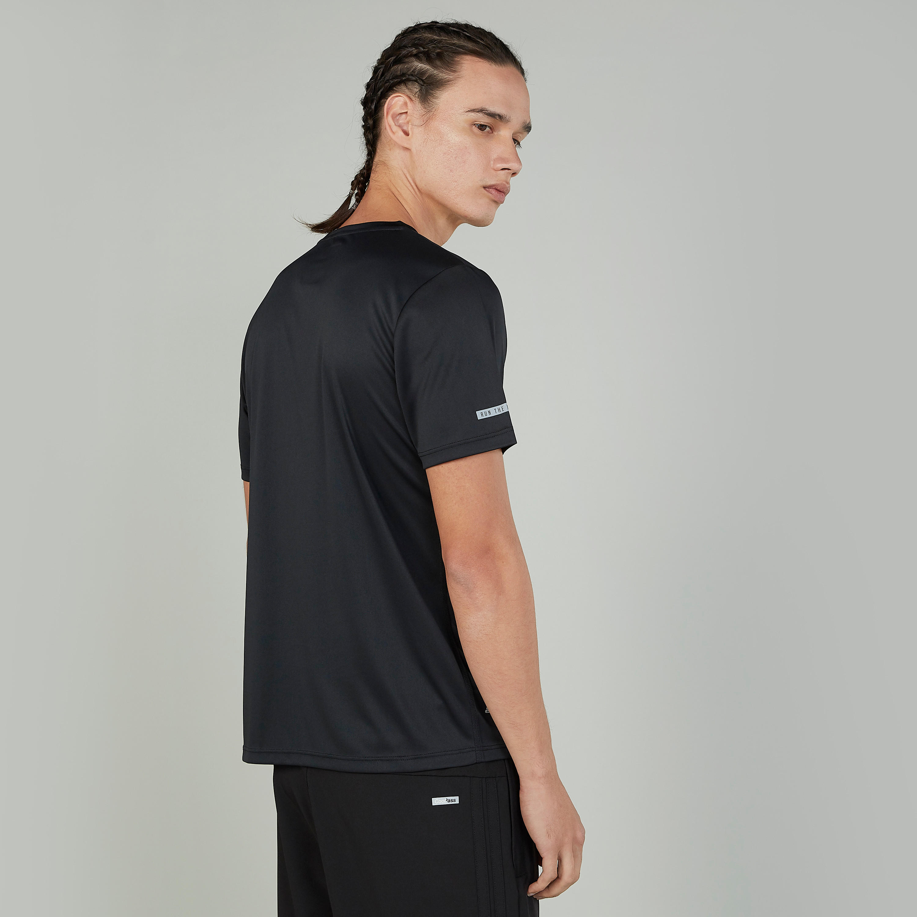 تيشيرت بارز الملمس بياقة ضيّقة وأكمام قصيرة-men-clothing-sportswearandactivewear-tshirtsandpolos-image-4