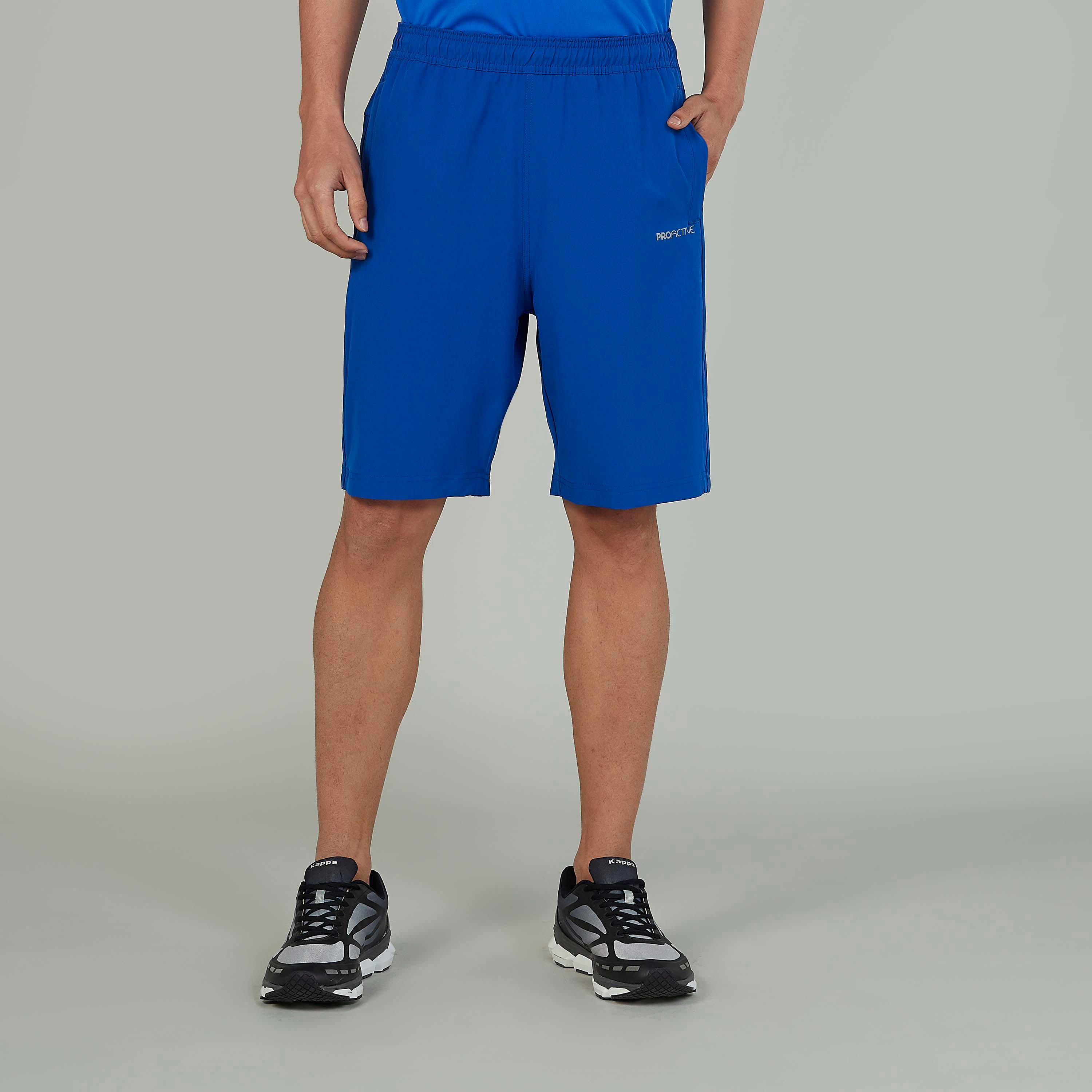 شورت سادة بخصر مطاطي وتفاصيل جيوب-men-clothing-sportswearandactivewear-bottoms-image-1