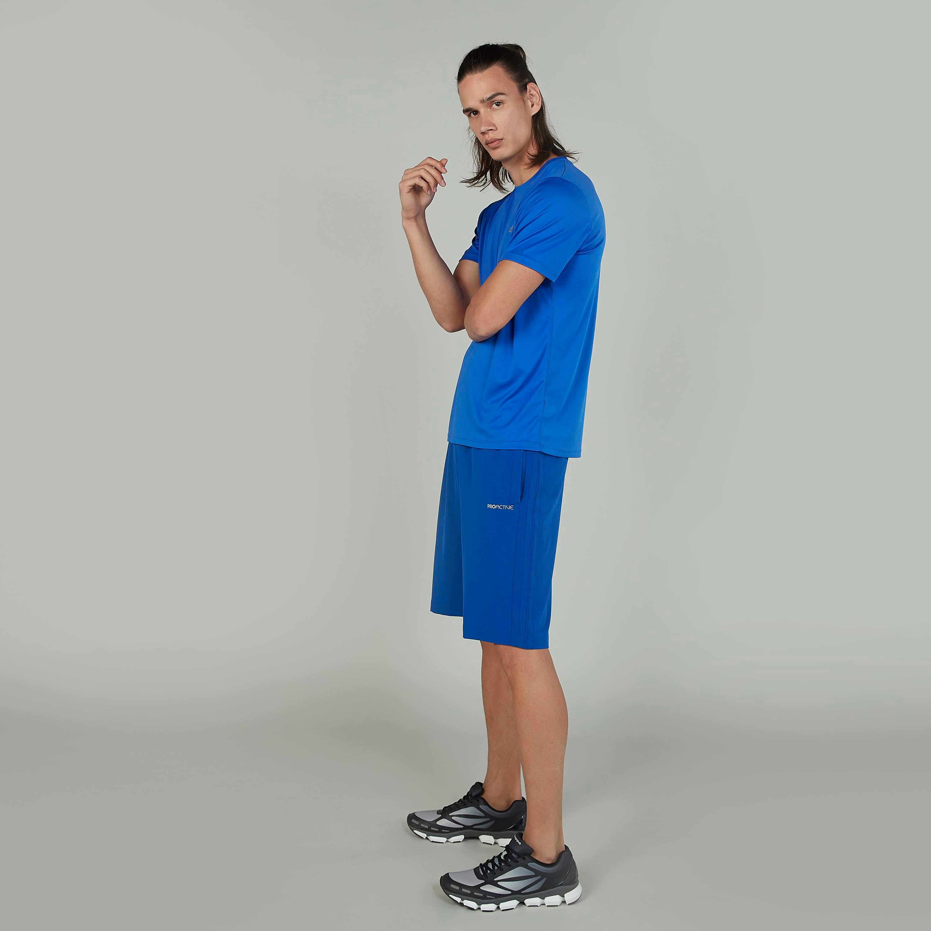 شورت سادة بخصر مطاطي وتفاصيل جيوب-men-clothing-sportswearandactivewear-bottoms-image-2