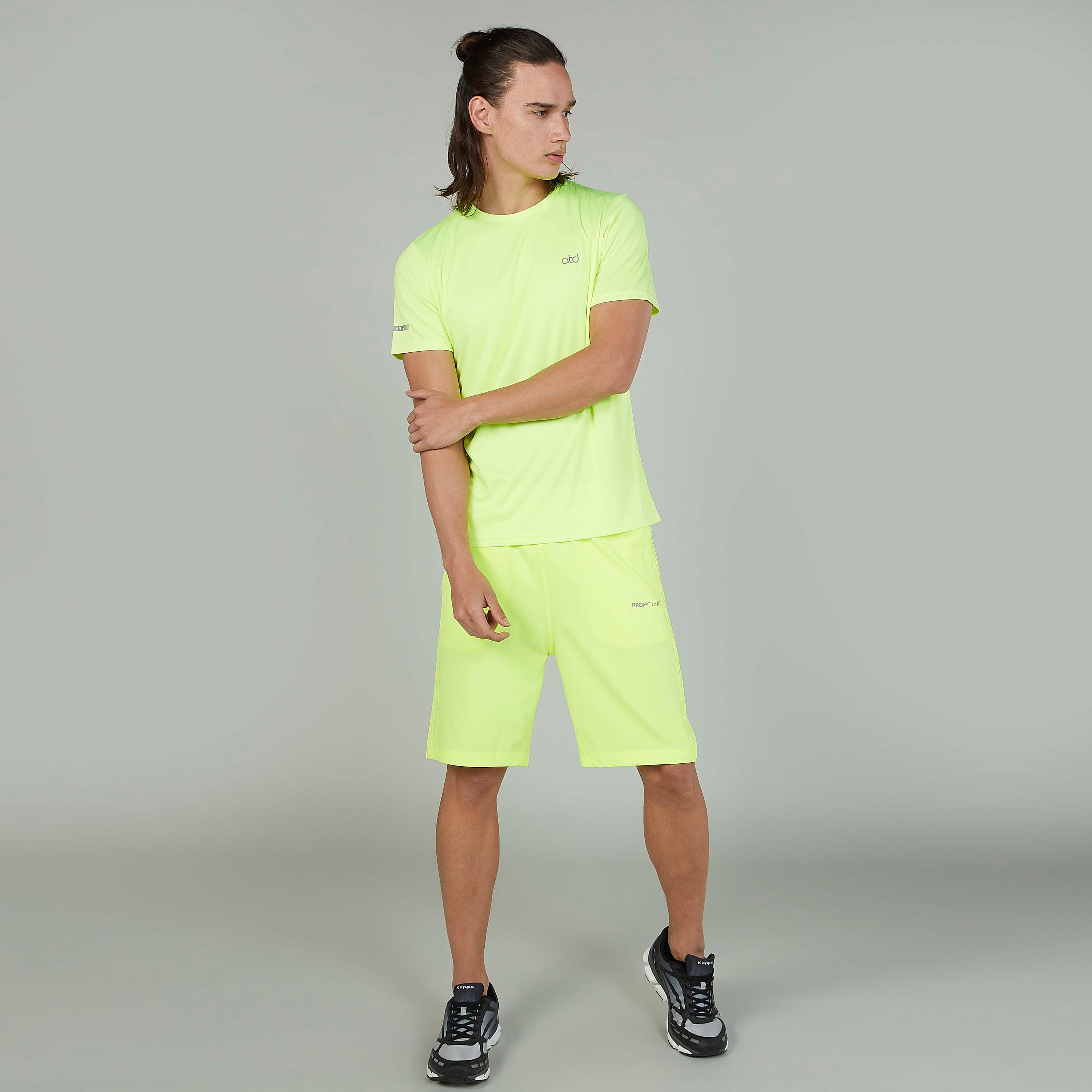 شورت سادة بخصر مطاطي وتفاصيل جيوب-men-clothing-sportswearandactivewear-bottoms-image-2