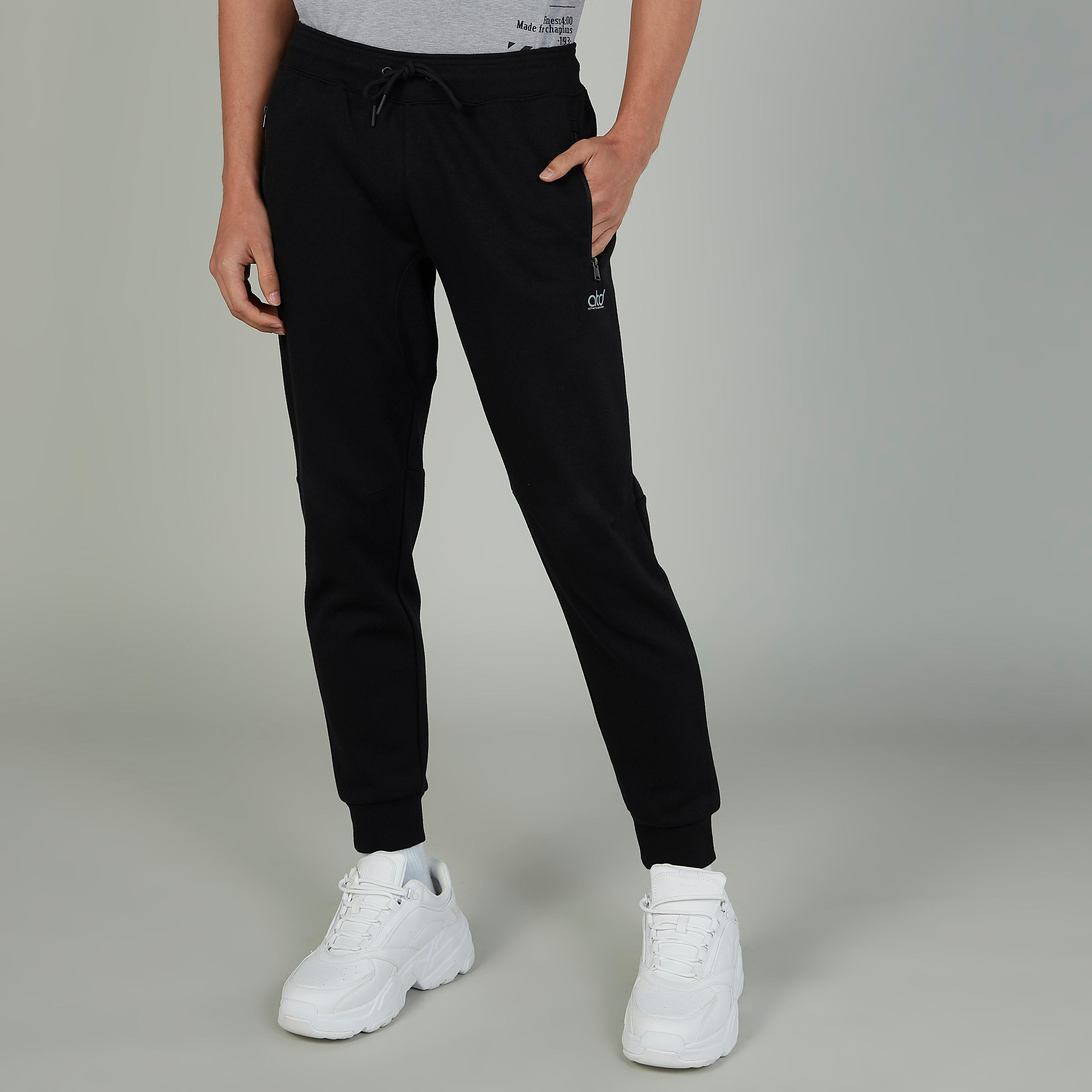 بنطلون رياضي سادة بخصر مطّاطي وجيوب-men-clothing-sportswearandactivewear-bottoms-image-1