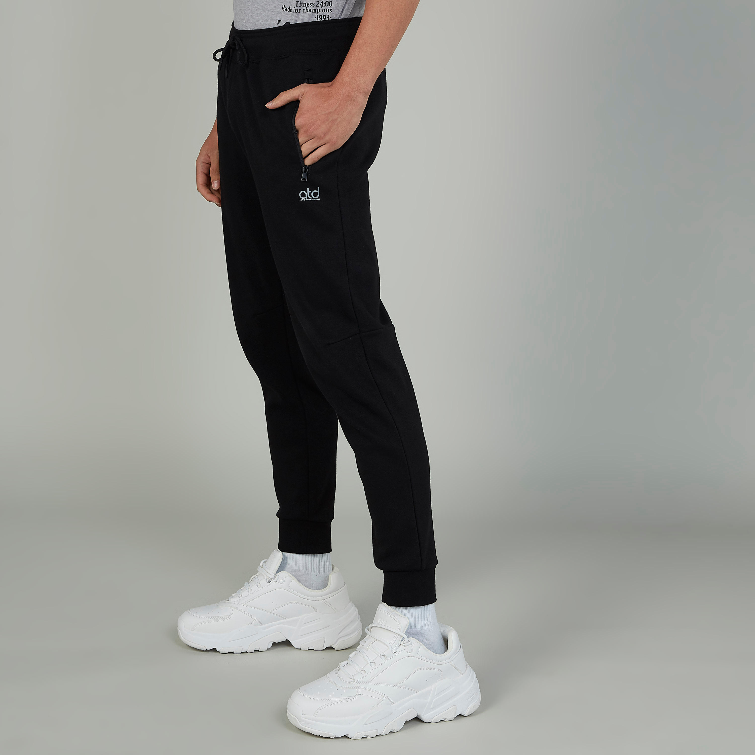 بنطلون رياضي سادة بخصر مطّاطي وجيوب-men-clothing-sportswearandactivewear-bottoms-image-4
