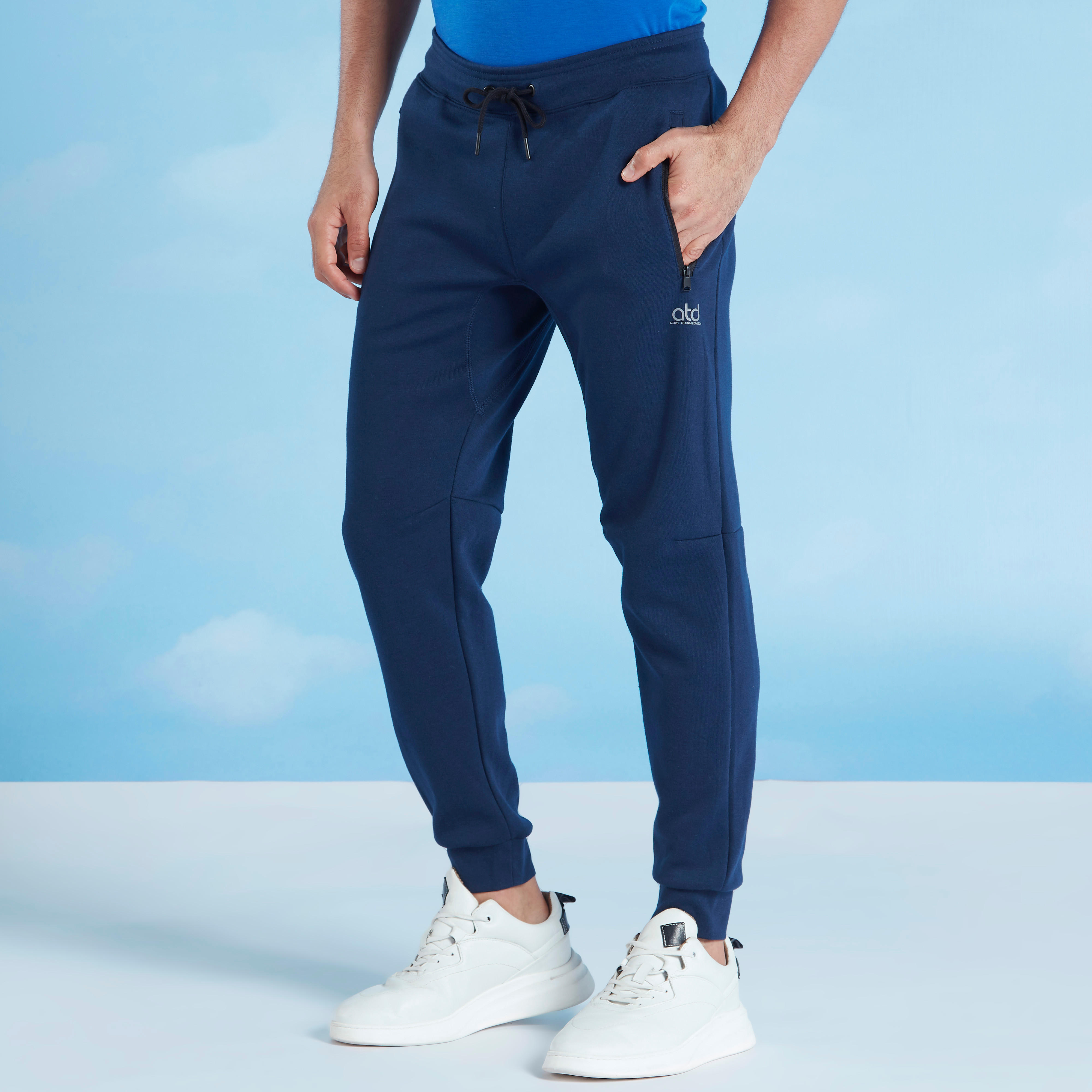 بنطلون رياضي سادة بخصر مطّاطي وتفاصيل جيوب-men-clothing-sportswearandactivewear-bottoms-image-1