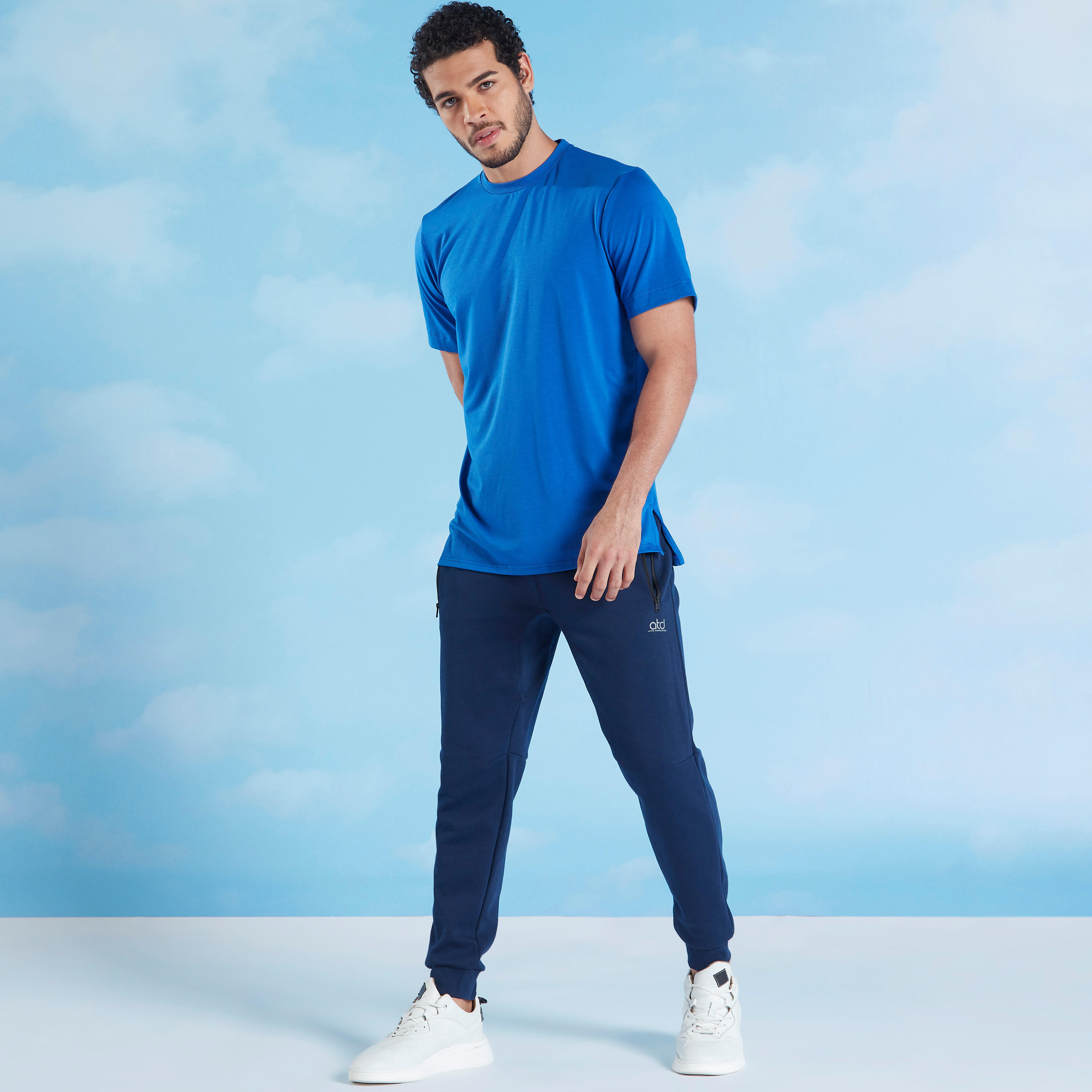 بنطلون رياضي سادة بخصر مطّاطي وتفاصيل جيوب-men-clothing-sportswearandactivewear-bottoms-image-2