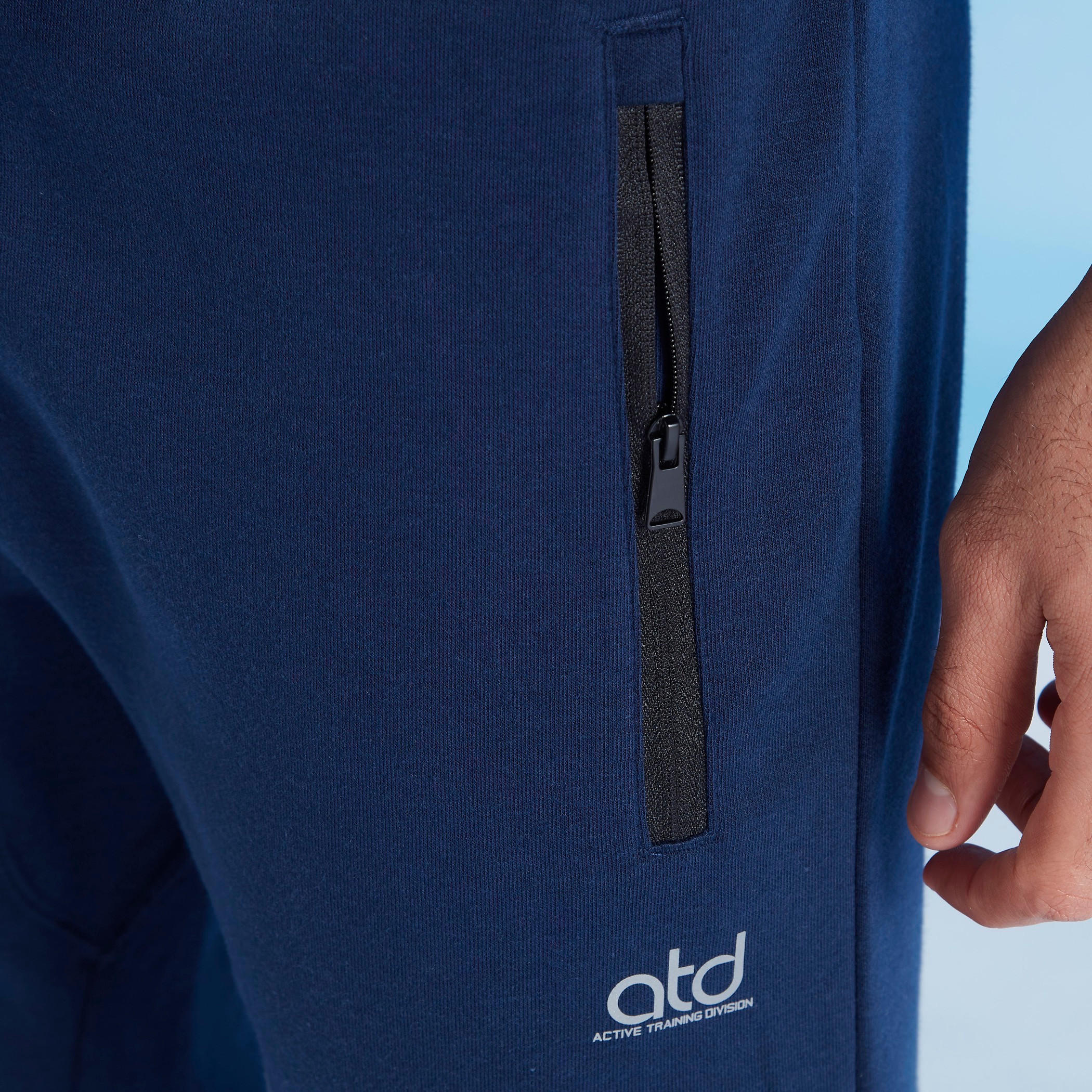 بنطلون رياضي سادة بخصر مطّاطي وتفاصيل جيوب-men-clothing-sportswearandactivewear-bottoms-image-4