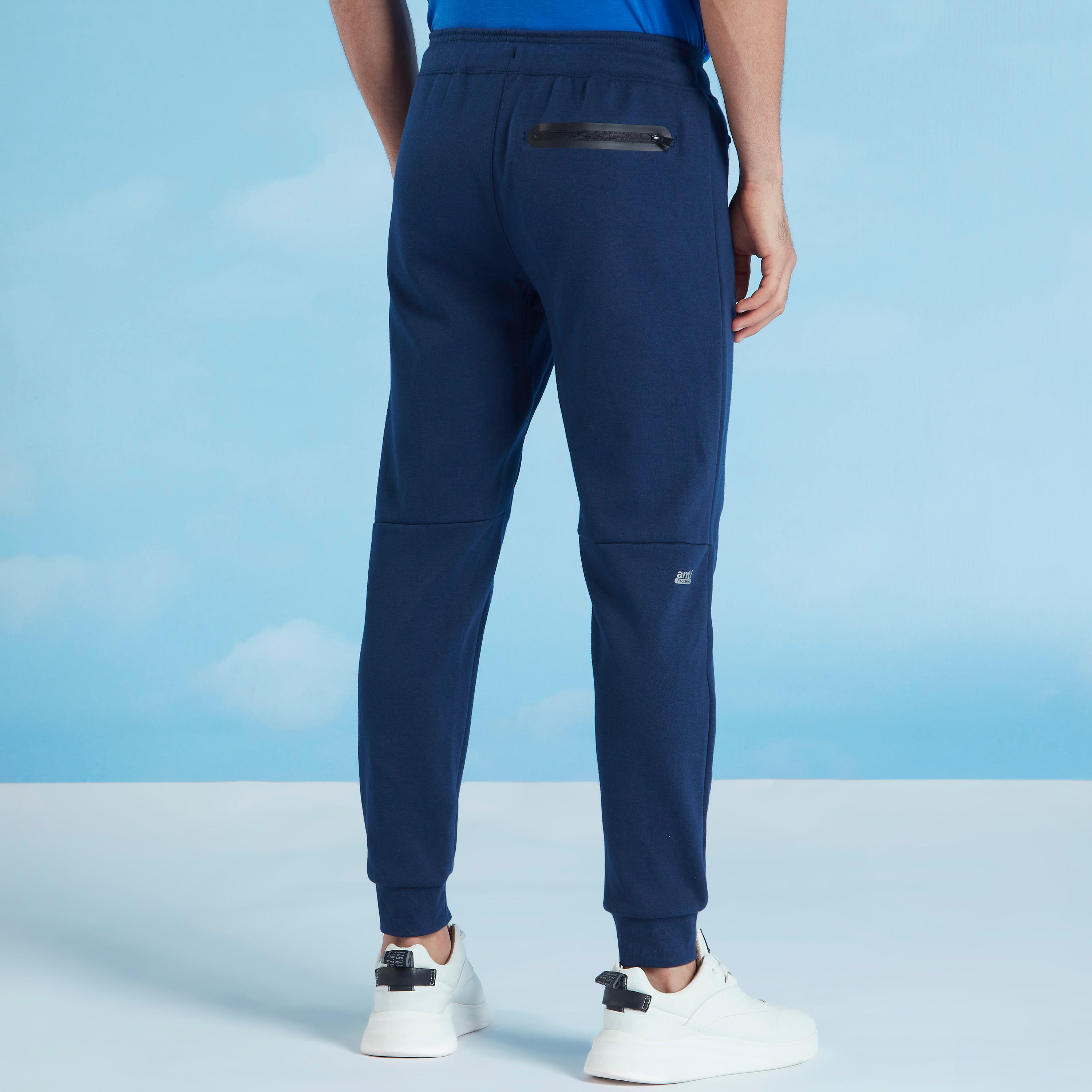 بنطلون رياضي سادة بخصر مطّاطي وتفاصيل جيوب-men-clothing-sportswearandactivewear-bottoms-image-7