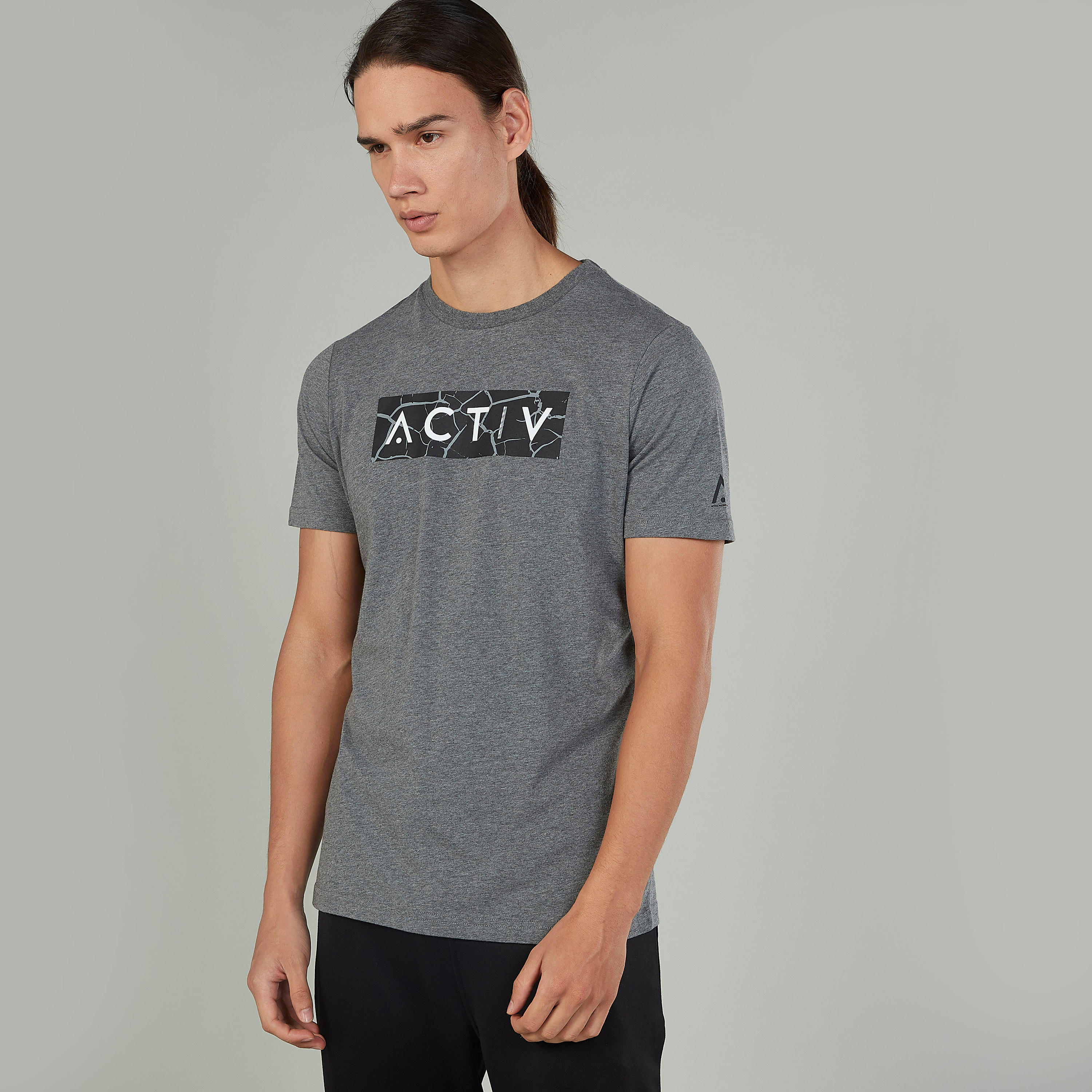 تيشيرت  بياقة ضيّقة وأكمام قصيرة وطبعات-men-clothing-sportswearandactivewear-tshirtsandpolos-image-4