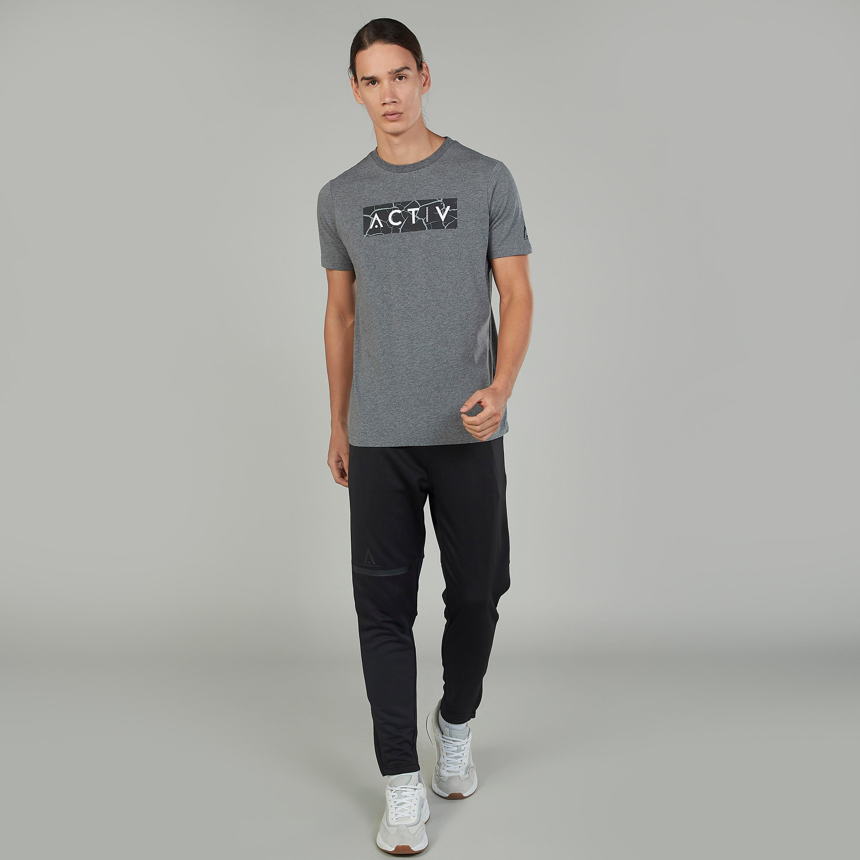 تيشيرت  بياقة ضيّقة وأكمام قصيرة وطبعات-men-clothing-sportswearandactivewear-tshirtsandpolos-image-3