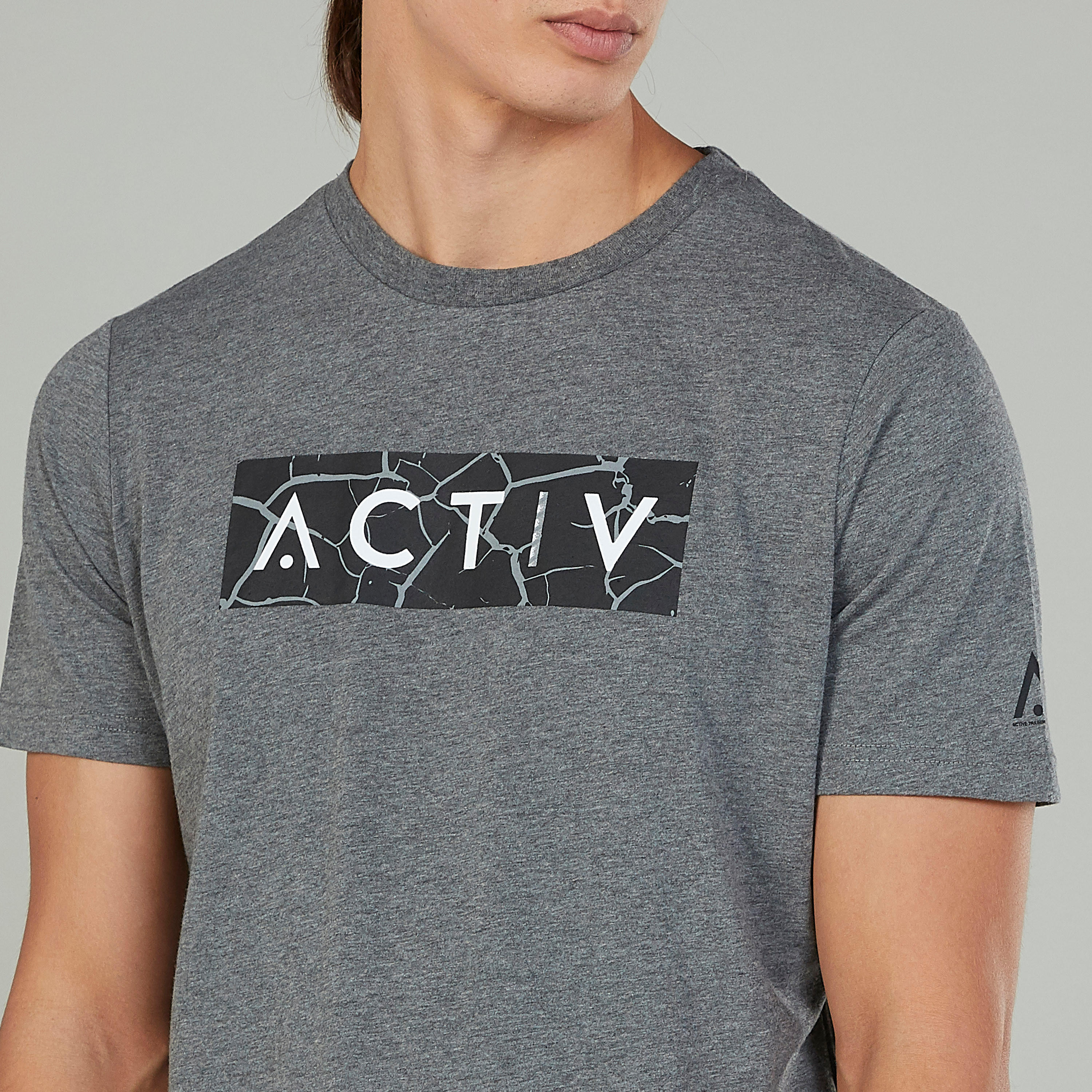 تيشيرت  بياقة ضيّقة وأكمام قصيرة وطبعات-men-clothing-sportswearandactivewear-tshirtsandpolos-image-2