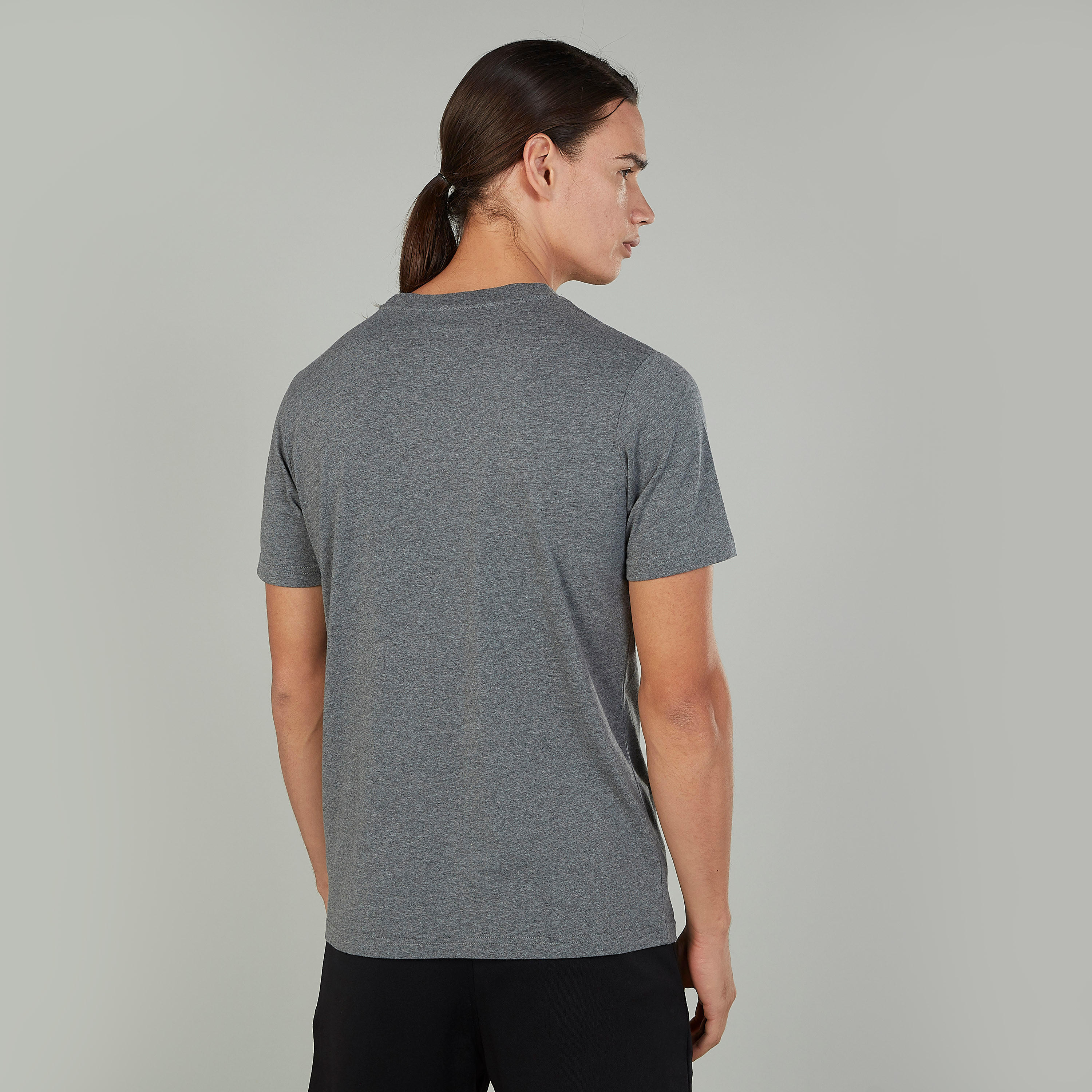 تيشيرت  بياقة ضيّقة وأكمام قصيرة وطبعات-men-clothing-sportswearandactivewear-tshirtsandpolos-image-1