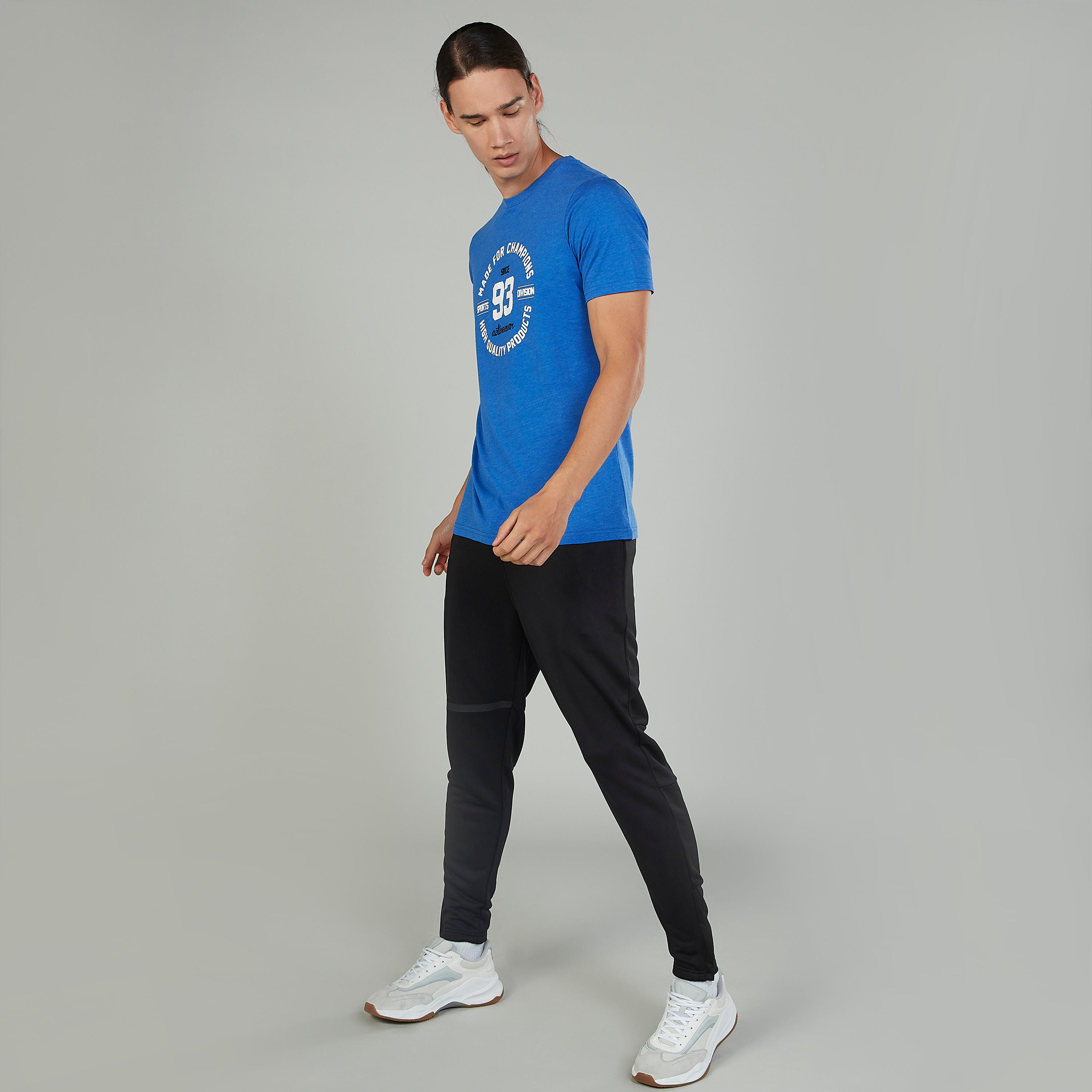 تيشيرت بياقة ضيّقة وأكمام قصيرة وطبعات-men-clothing-sportswearandactivewear-tshirtsandpolos-image-3