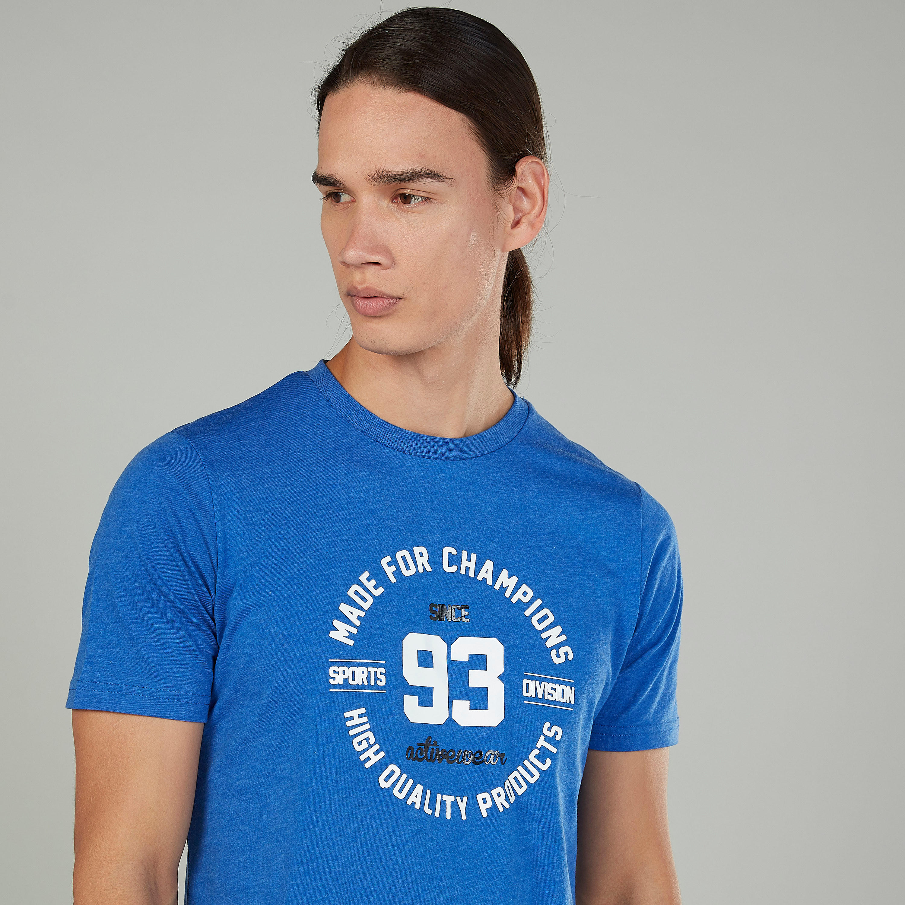 تيشيرت بياقة ضيّقة وأكمام قصيرة وطبعات-men-clothing-sportswearandactivewear-tshirtsandpolos-image-2