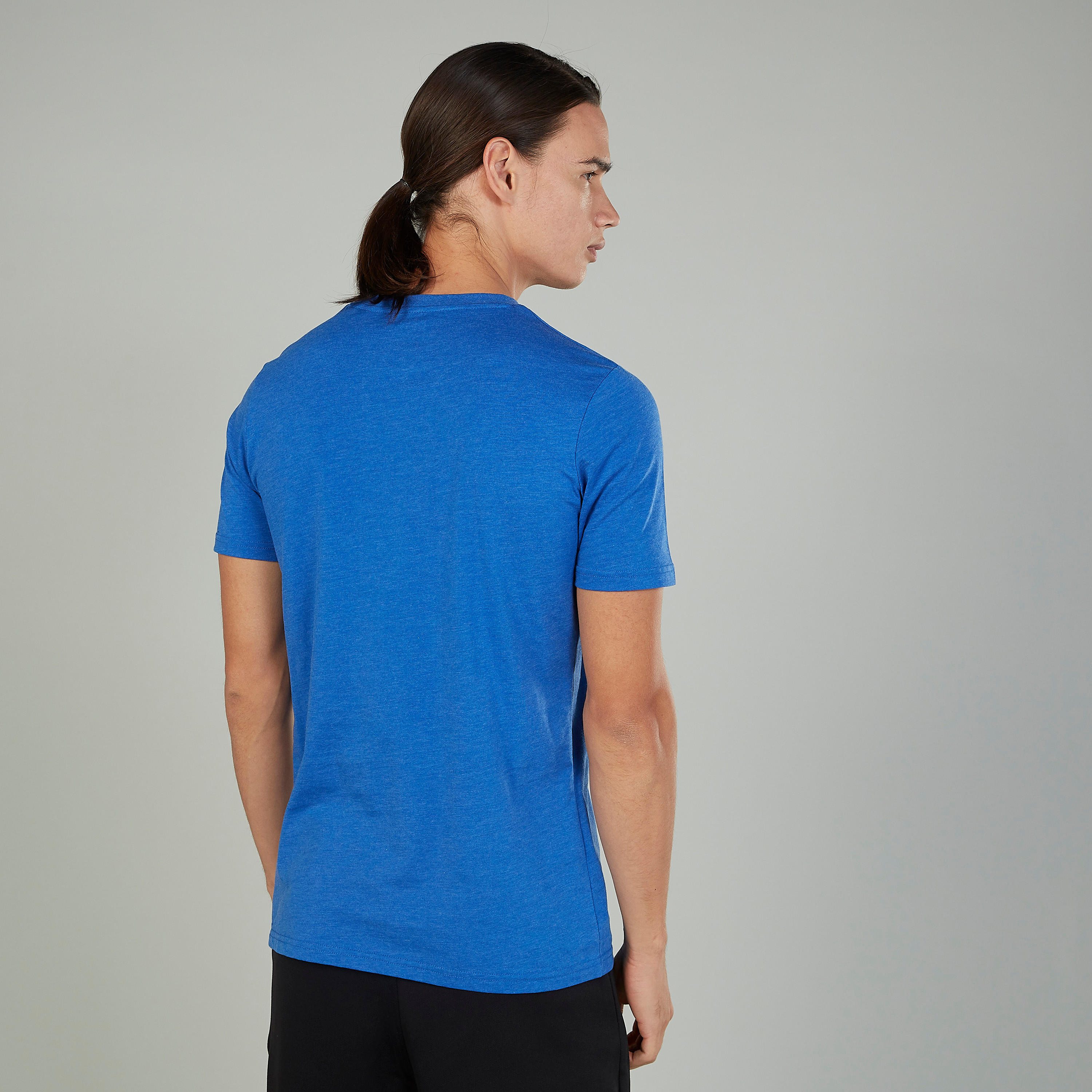 تيشيرت بياقة ضيّقة وأكمام قصيرة وطبعات-men-clothing-sportswearandactivewear-tshirtsandpolos-image-1