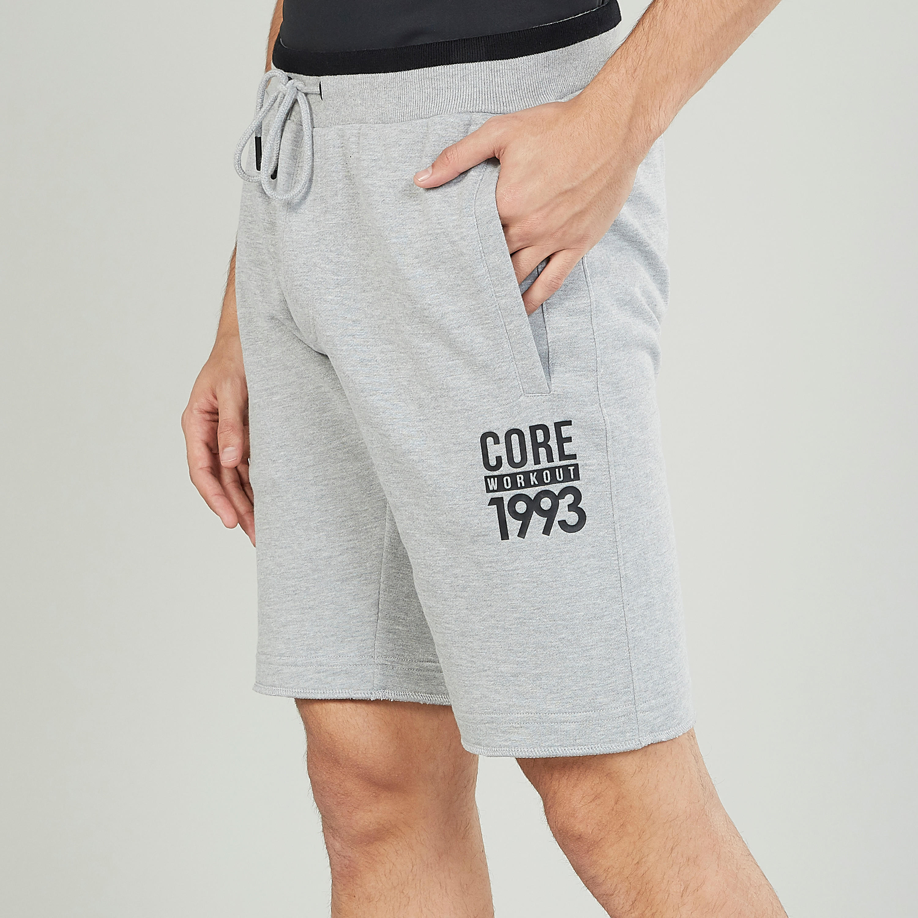 شورت بخصر مطاطي وجيوب وطبعات-men-clothing-sportswearandactivewear-bottoms-image-3