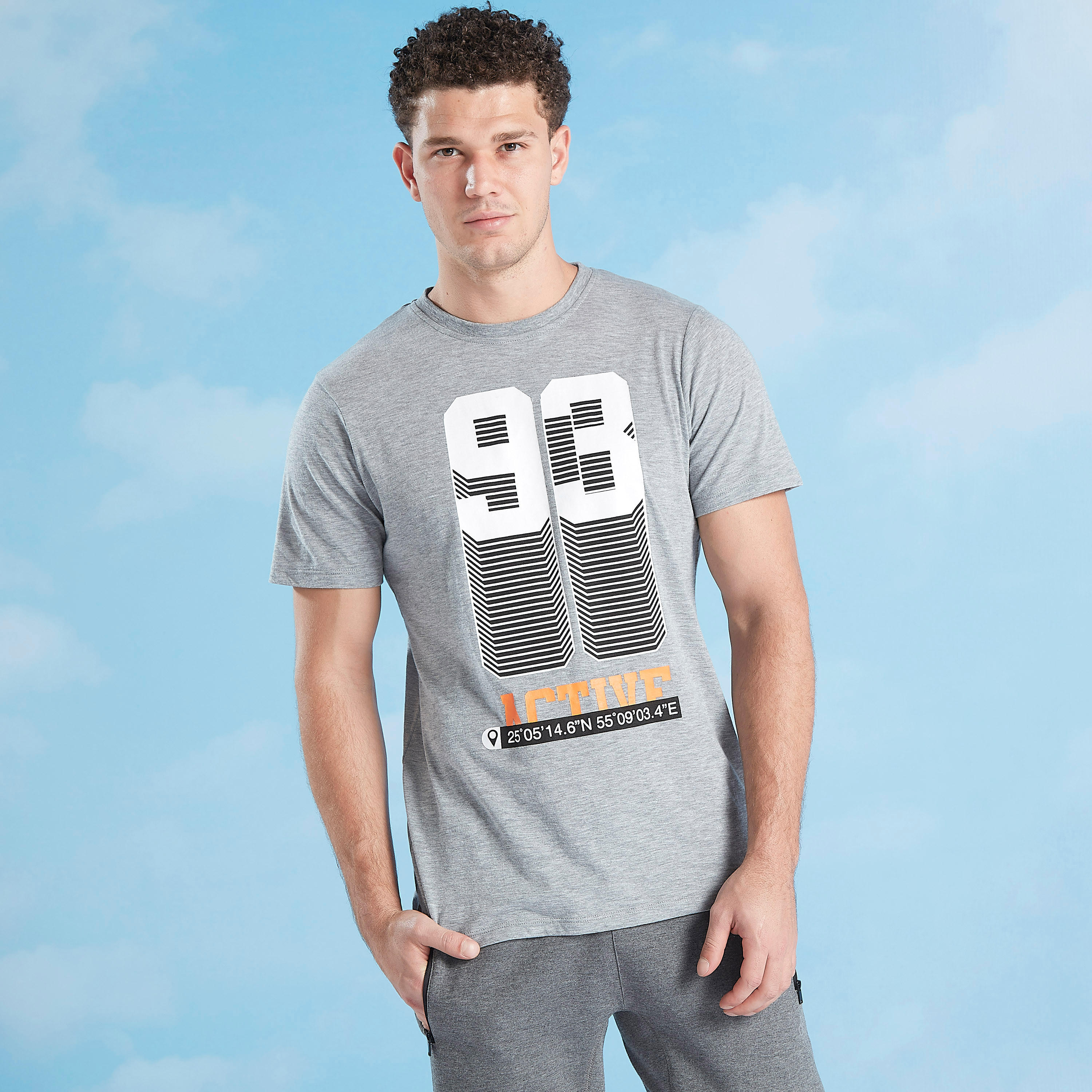 تيشيرت بياقة ضيّقة وأكمام قصيرة وطبعات-men-clothing-sportswearandactivewear-tshirtsandpolos-image-4