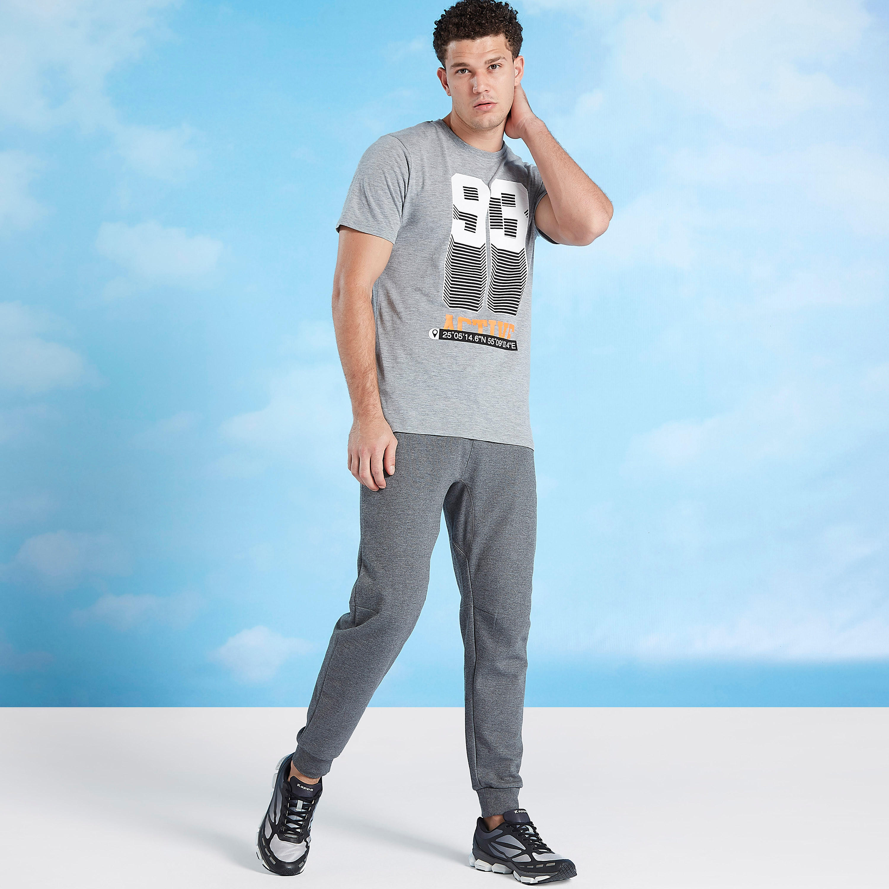 تيشيرت بياقة ضيّقة وأكمام قصيرة وطبعات-men-clothing-sportswearandactivewear-tshirtsandpolos-image-3