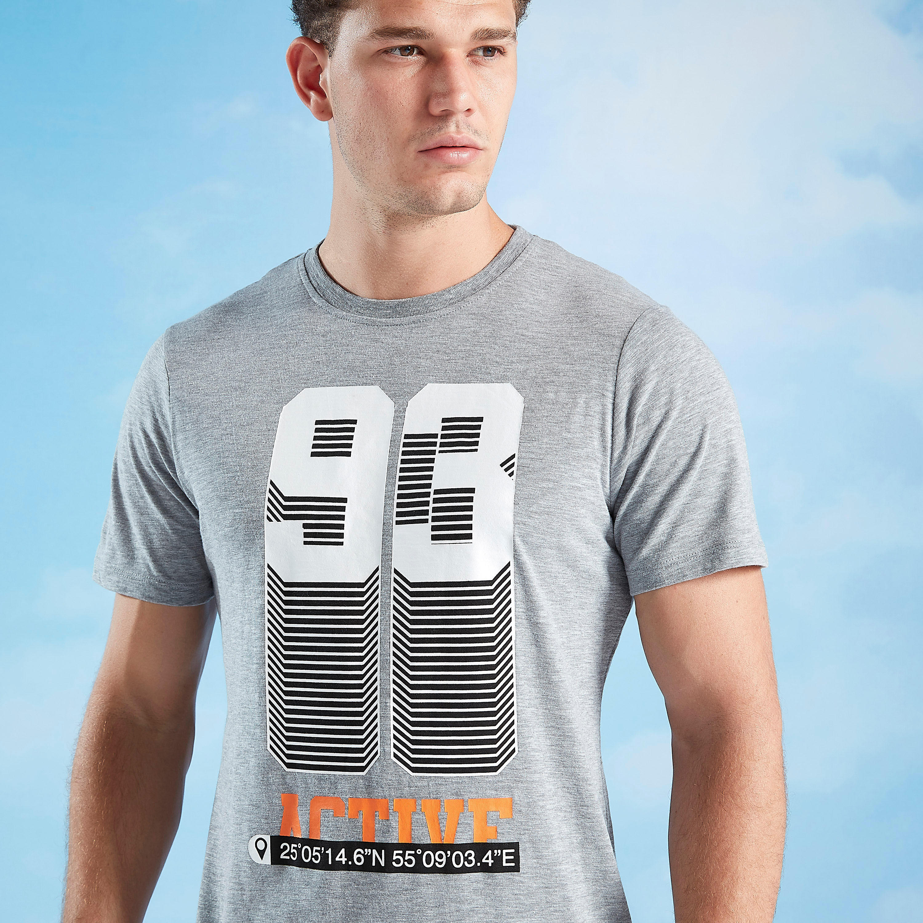 تيشيرت بياقة ضيّقة وأكمام قصيرة وطبعات-men-clothing-sportswearandactivewear-tshirtsandpolos-image-2