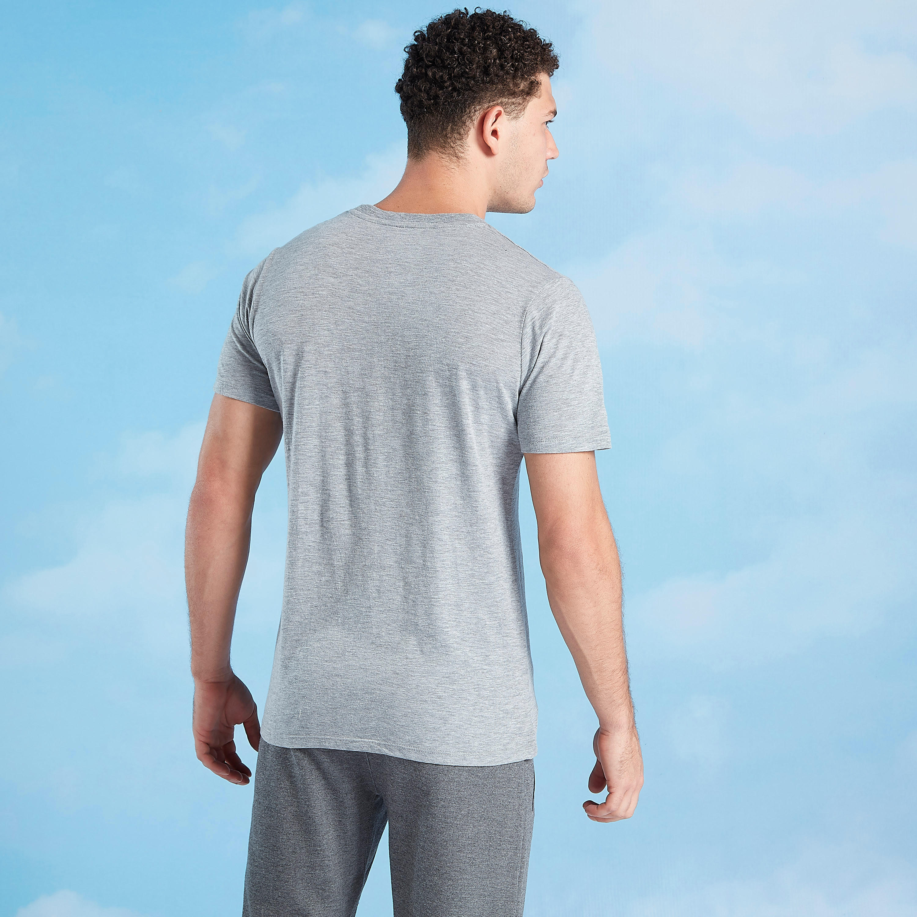 تيشيرت بياقة ضيّقة وأكمام قصيرة وطبعات-men-clothing-sportswearandactivewear-tshirtsandpolos-image-1