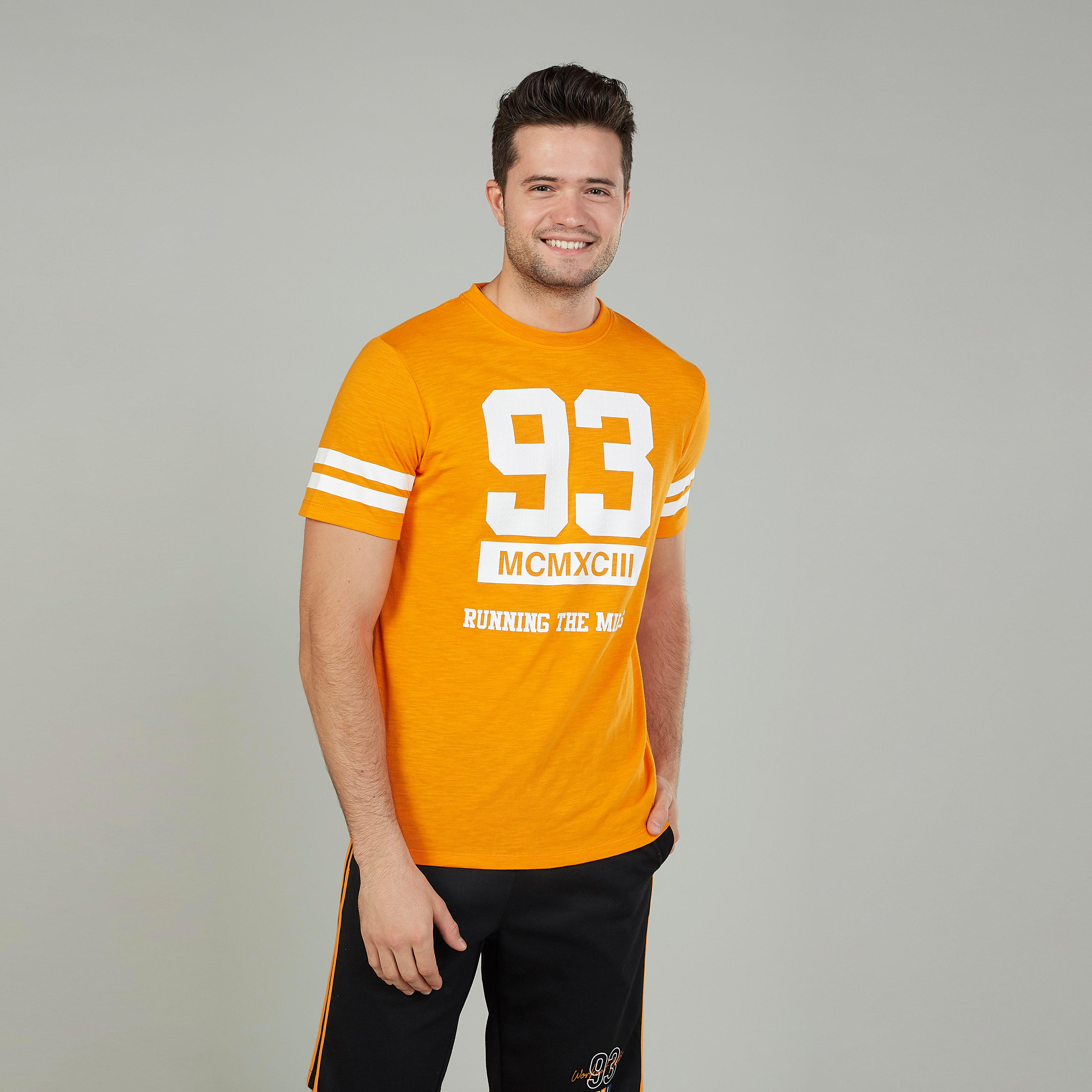 تيشيرت بياقة مستديرة وأكمام قصيرة وطبعات-men-clothing-sportswearandactivewear-tshirtsandpolos-image-4