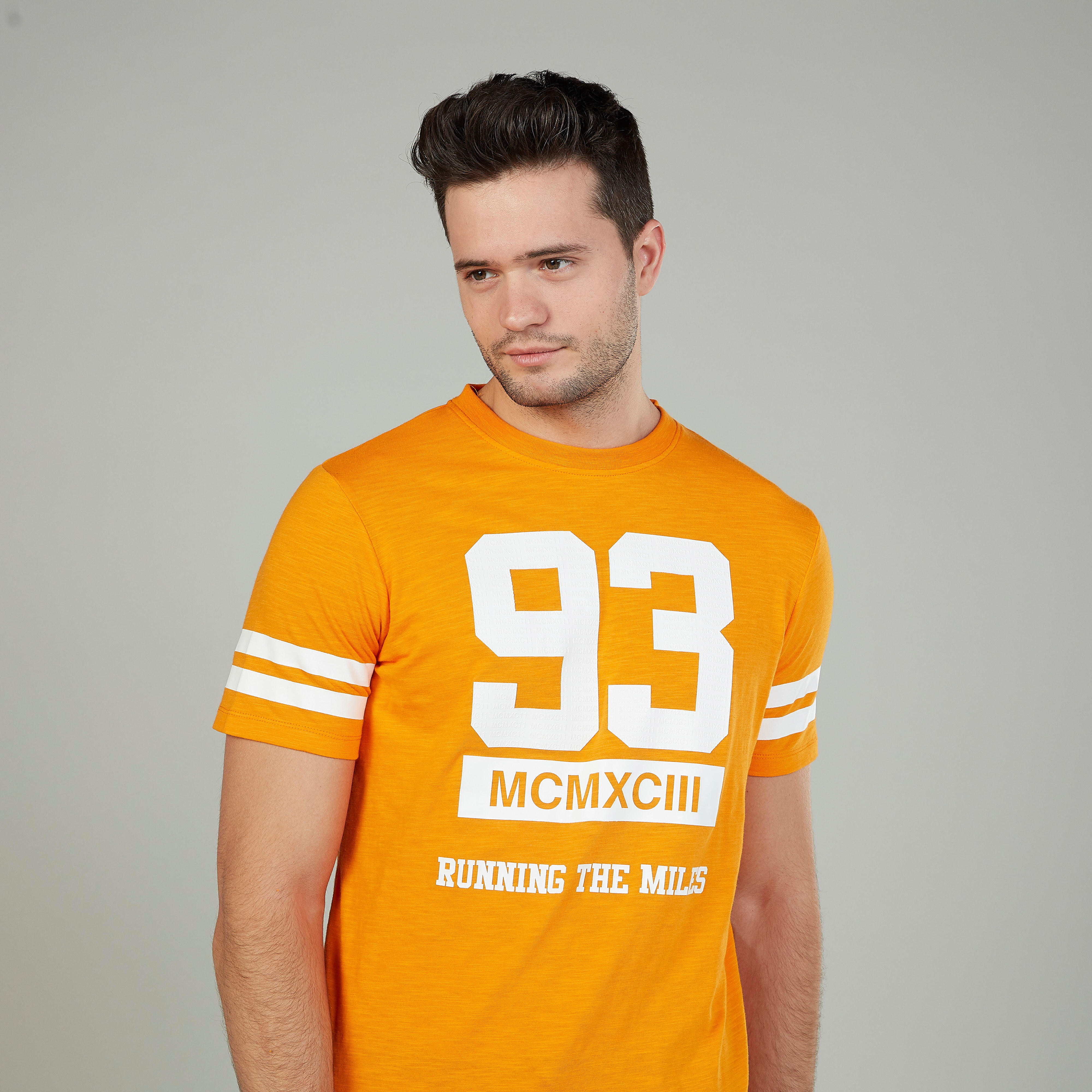 تيشيرت بياقة مستديرة وأكمام قصيرة وطبعات-men-clothing-sportswearandactivewear-tshirtsandpolos-image-2