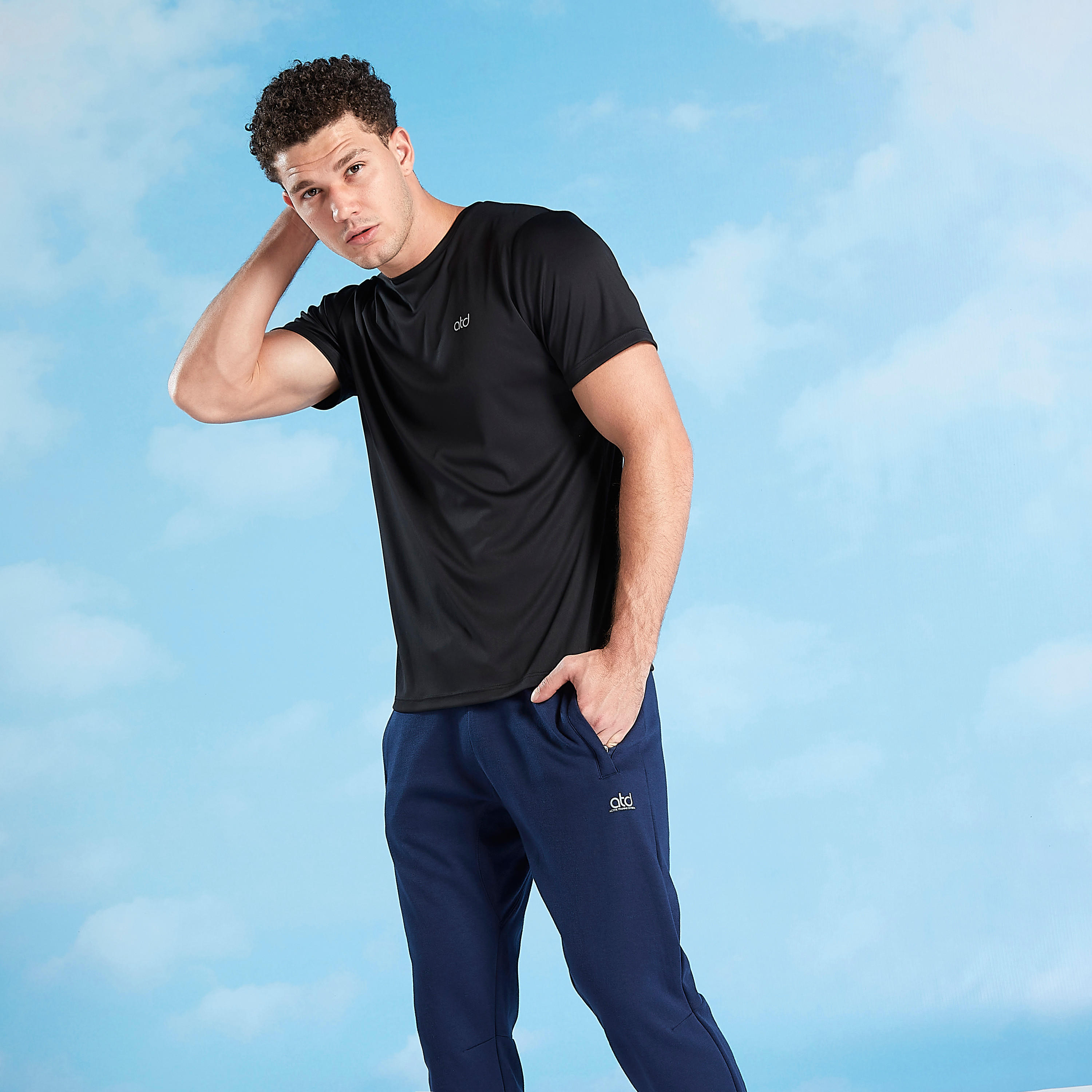 تيشيرت سادة بياقة ضيّقة وأكمام قصيرة-men-clothing-sportswearandactivewear-tshirtsandpolos-image-5