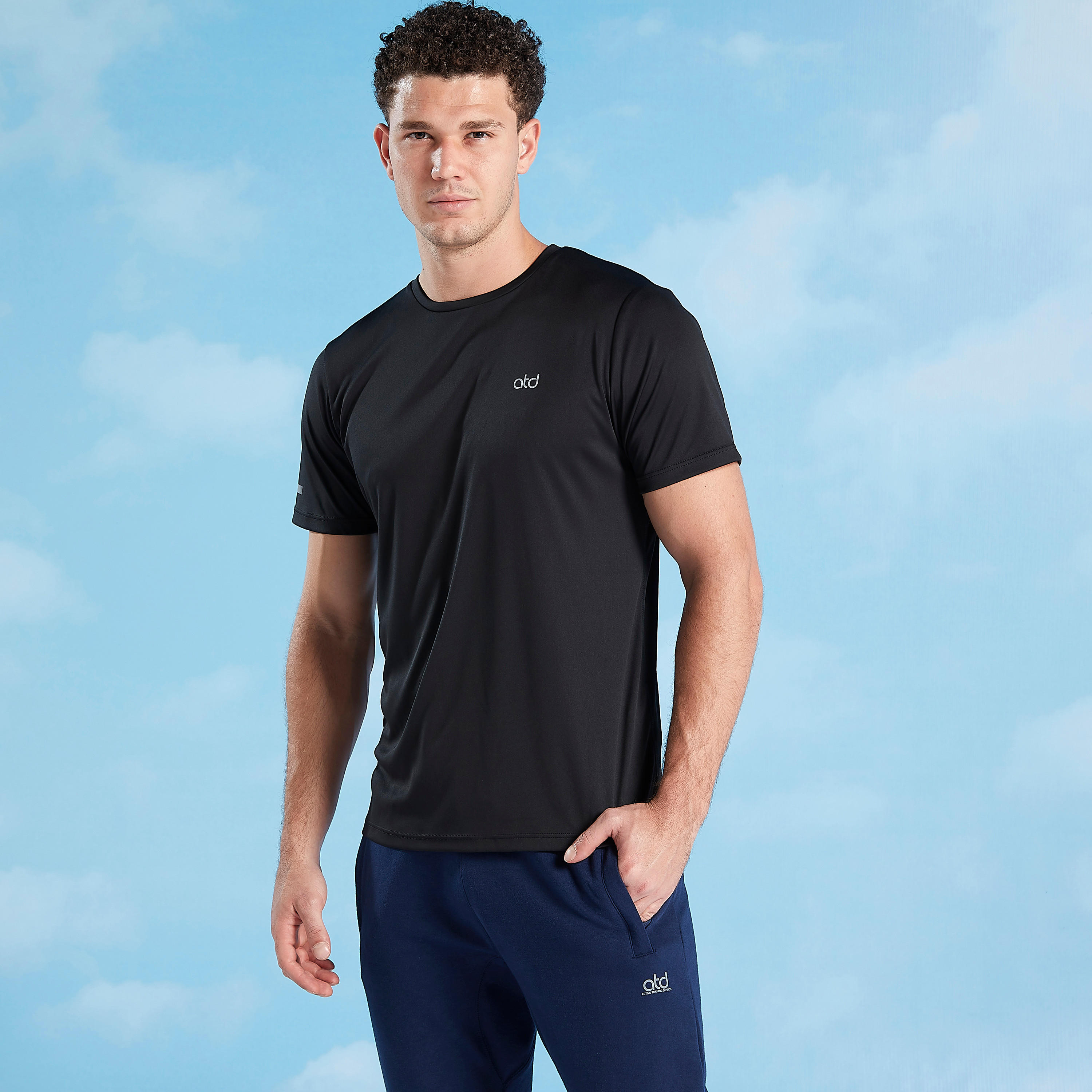 تيشيرت سادة بياقة ضيّقة وأكمام قصيرة-men-clothing-sportswearandactivewear-tshirtsandpolos-image-4