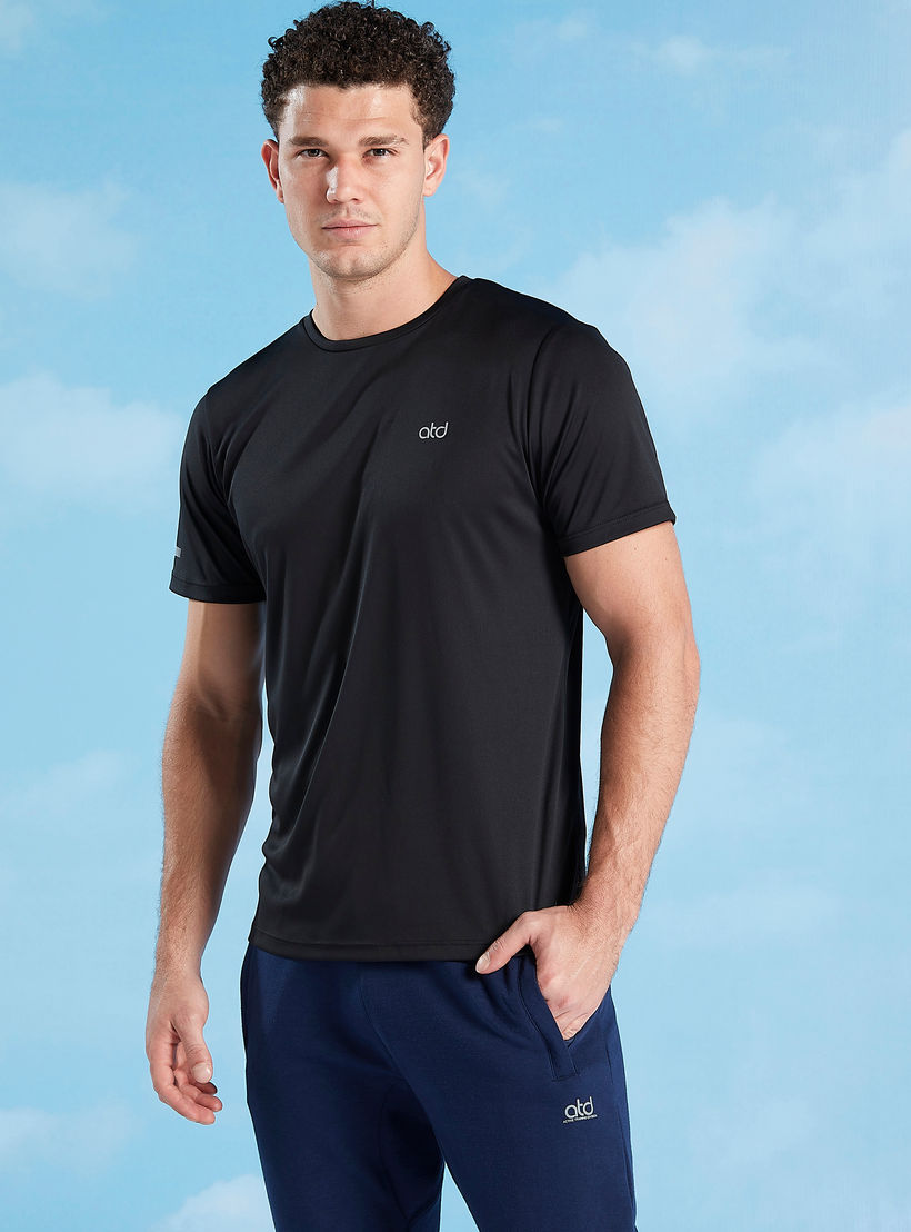 تيشيرت سادة بياقة ضيّقة وأكمام قصيرة-men-clothing-sportswearandactivewear-tshirtsandpolos-image-4